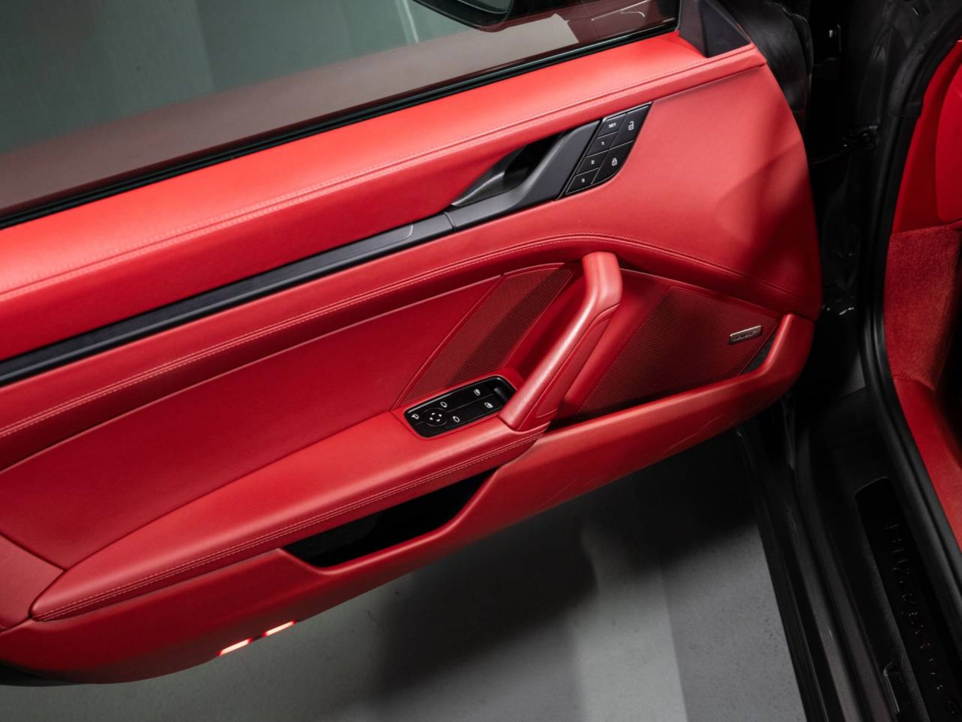 PORSCHE 911 Targa 4 GTS-image-19