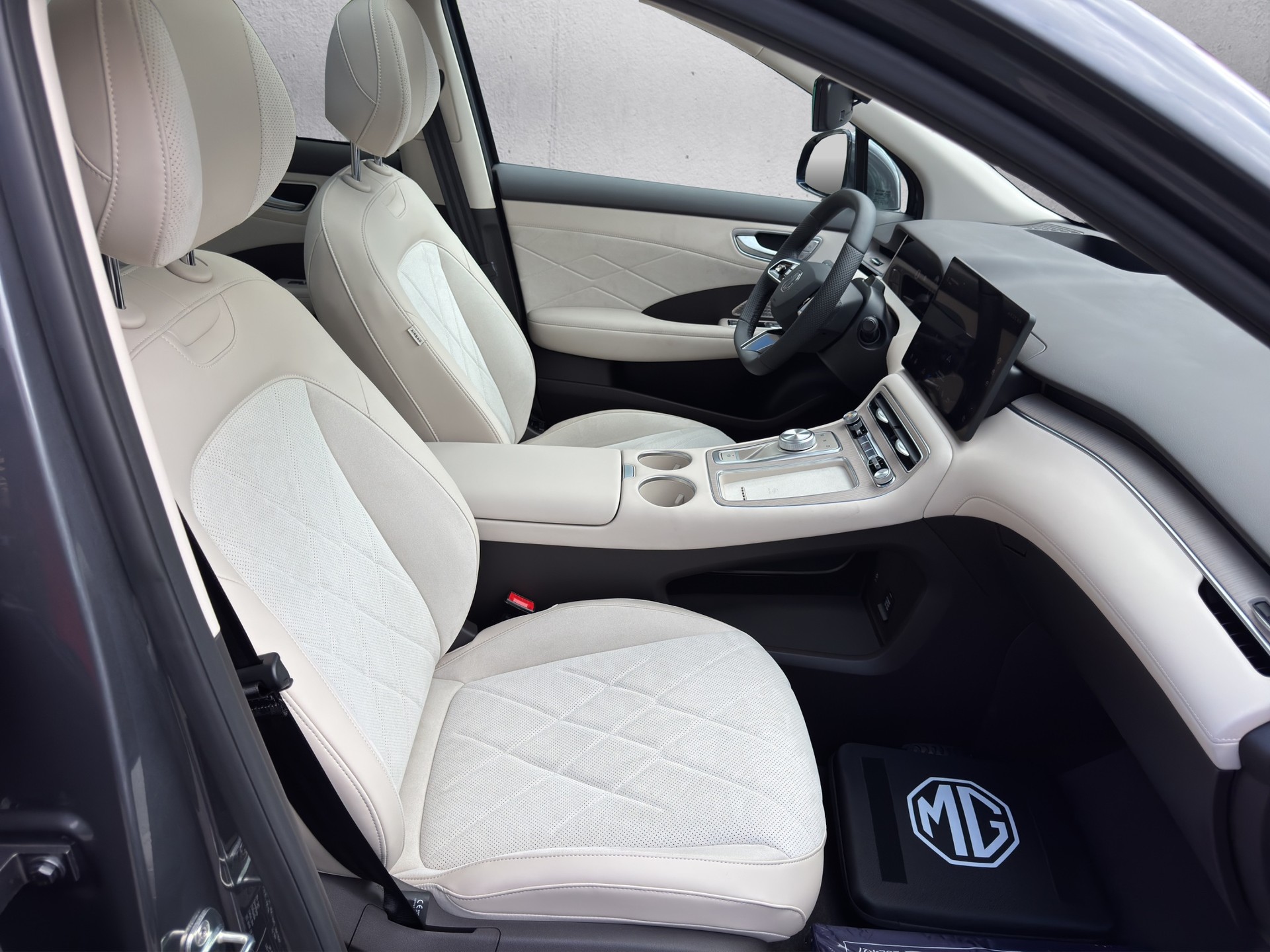 MG S6 EV 77kWh Luxury AWD-image-17