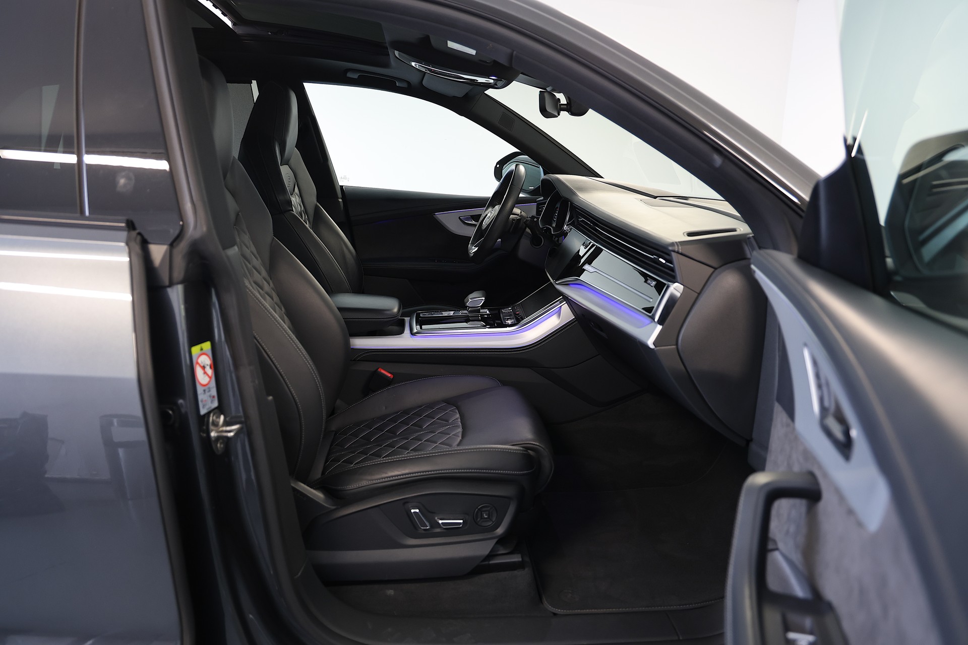 AUDI Q8 55 TFSI quattro tiptronic-image-11