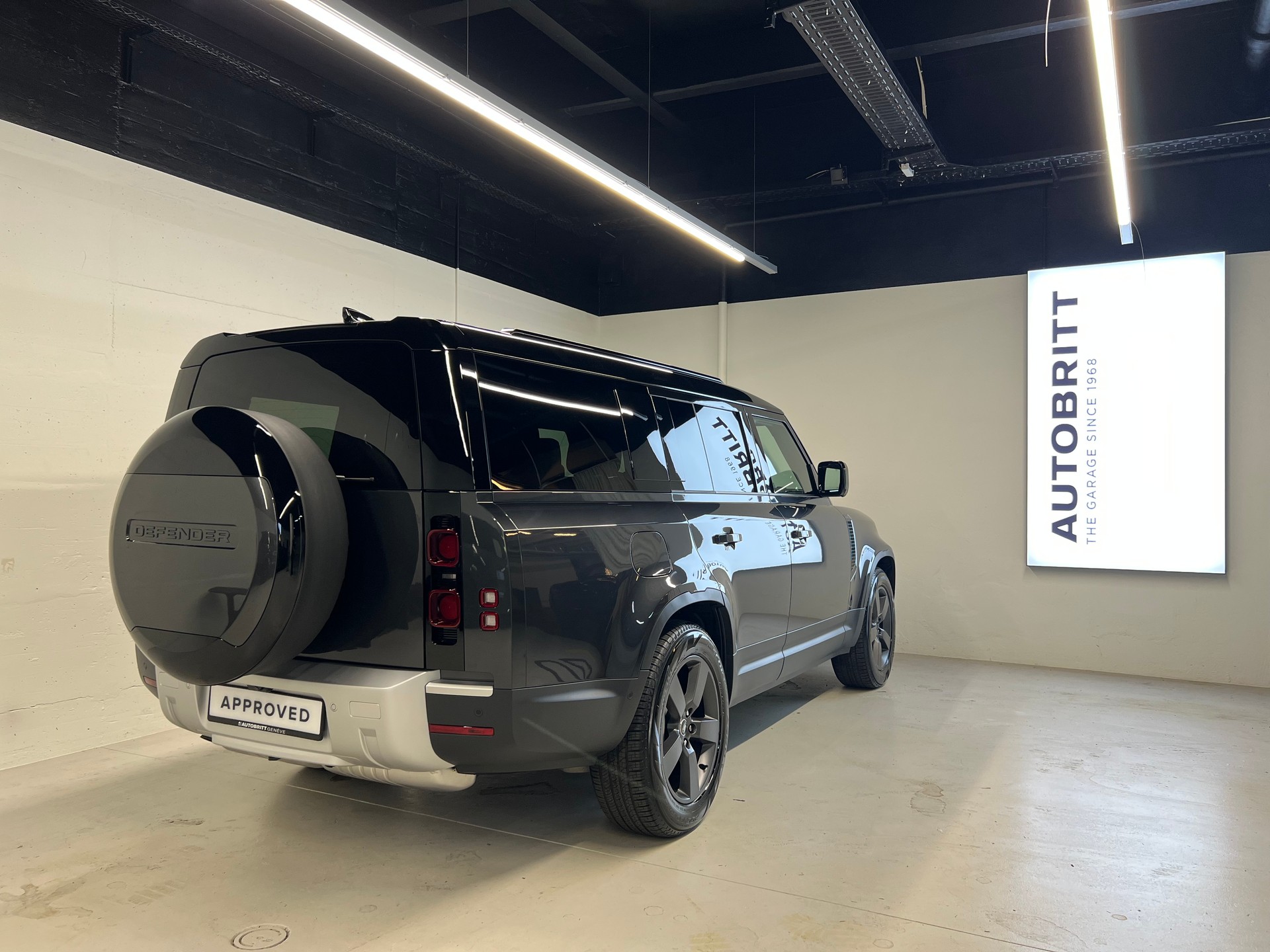 LAND ROVER Defender 130 3.0 D I6 S-showroom-element-1