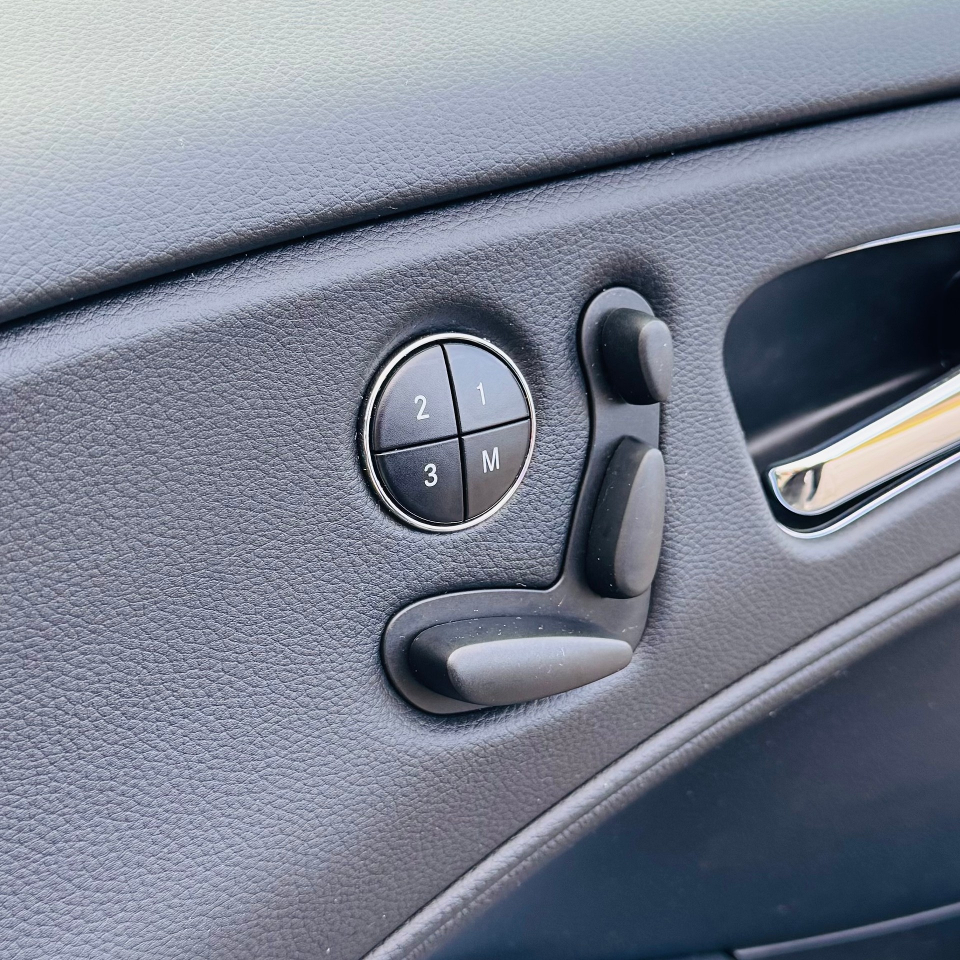 MERCEDES-BENZ CLS 350 CGI 7G-Tronic DESIGNO-image-25