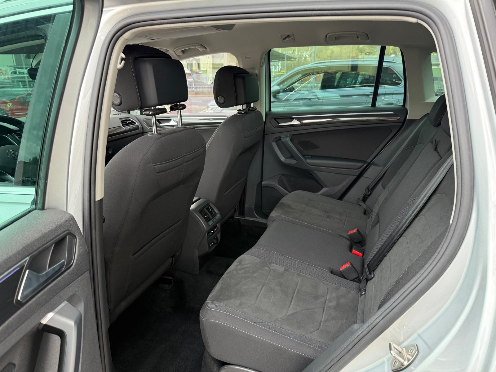 VW Tiguan 2.0 TDI SCR Elegance 4Motion DSG-image-21