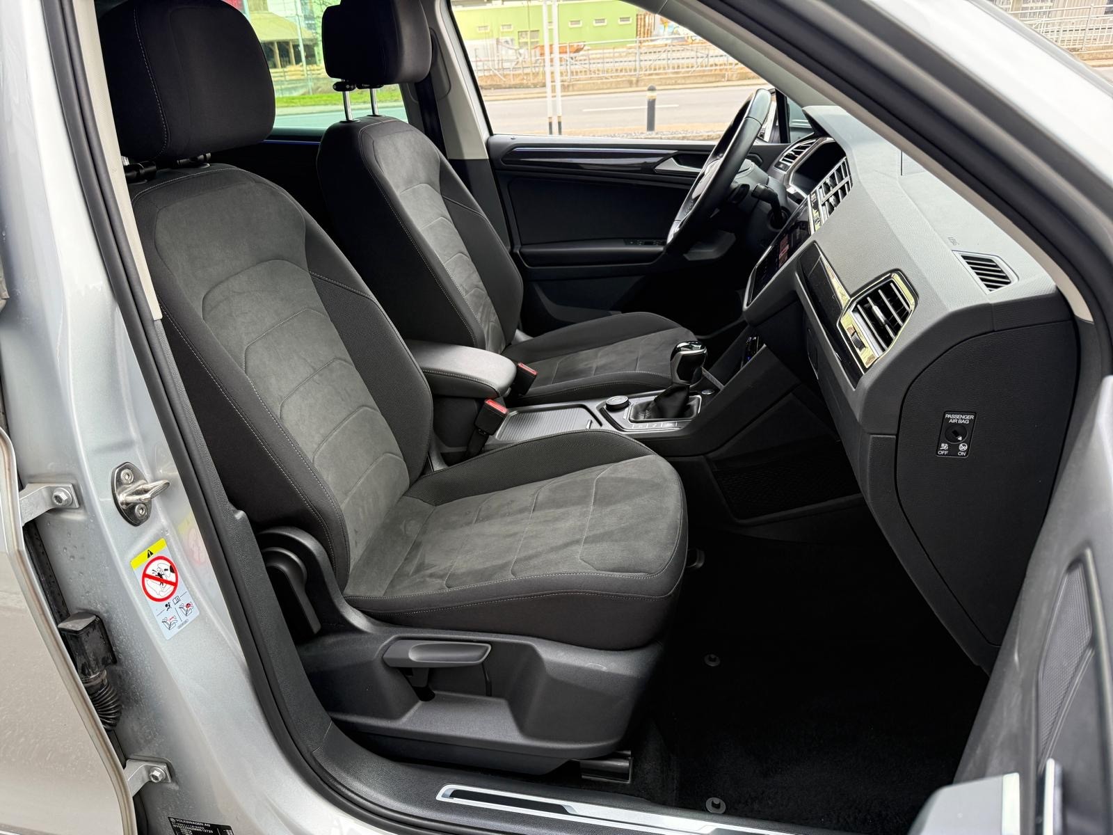 VW Tiguan 2.0 TDI SCR Elegance 4Motion DSG-image-15