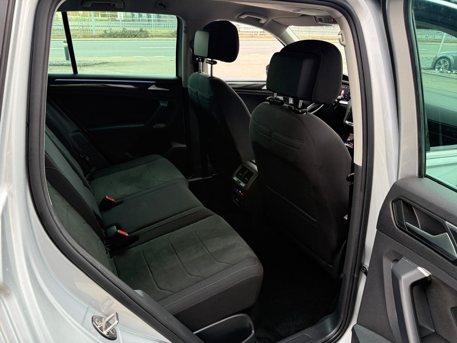 VW Tiguan 2.0 TDI SCR Elegance 4Motion DSG-image-16