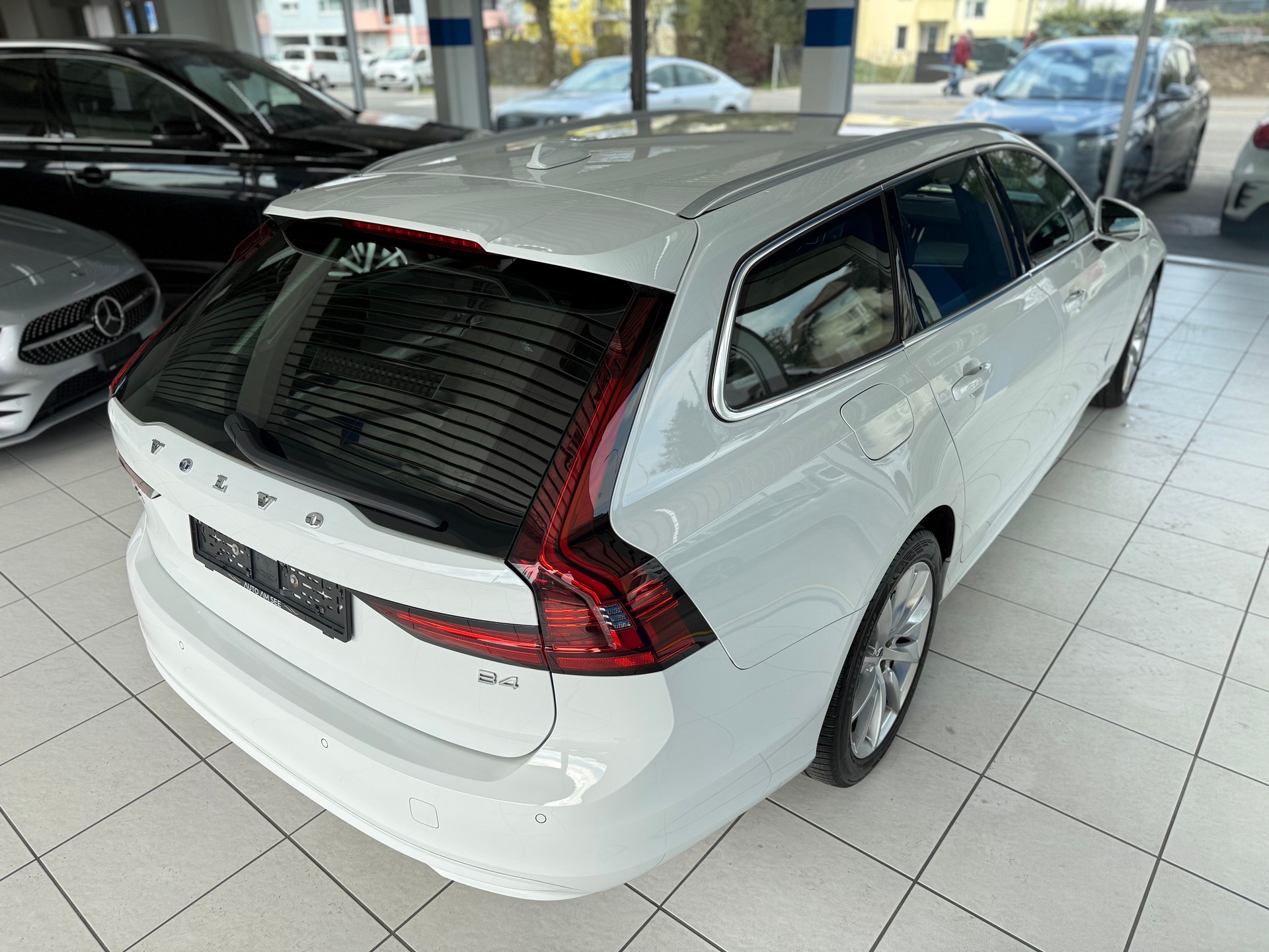 VOLVO V90 B4 Benzin Mild Hybrid Momentum Geartronic-image-4