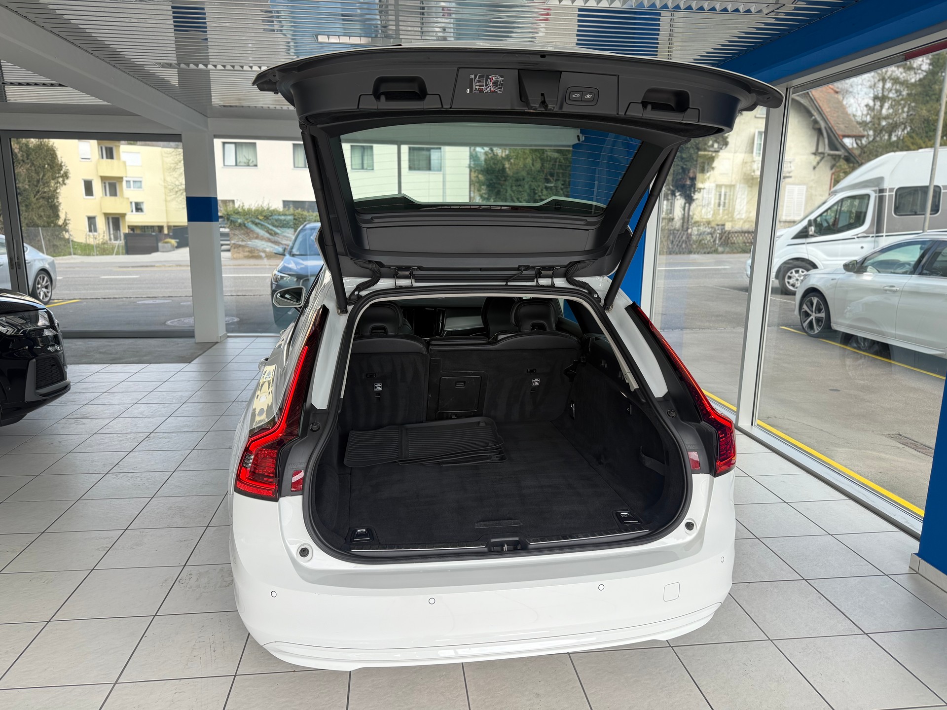 VOLVO V90 B4 Benzin Mild Hybrid Momentum Geartronic-image-8