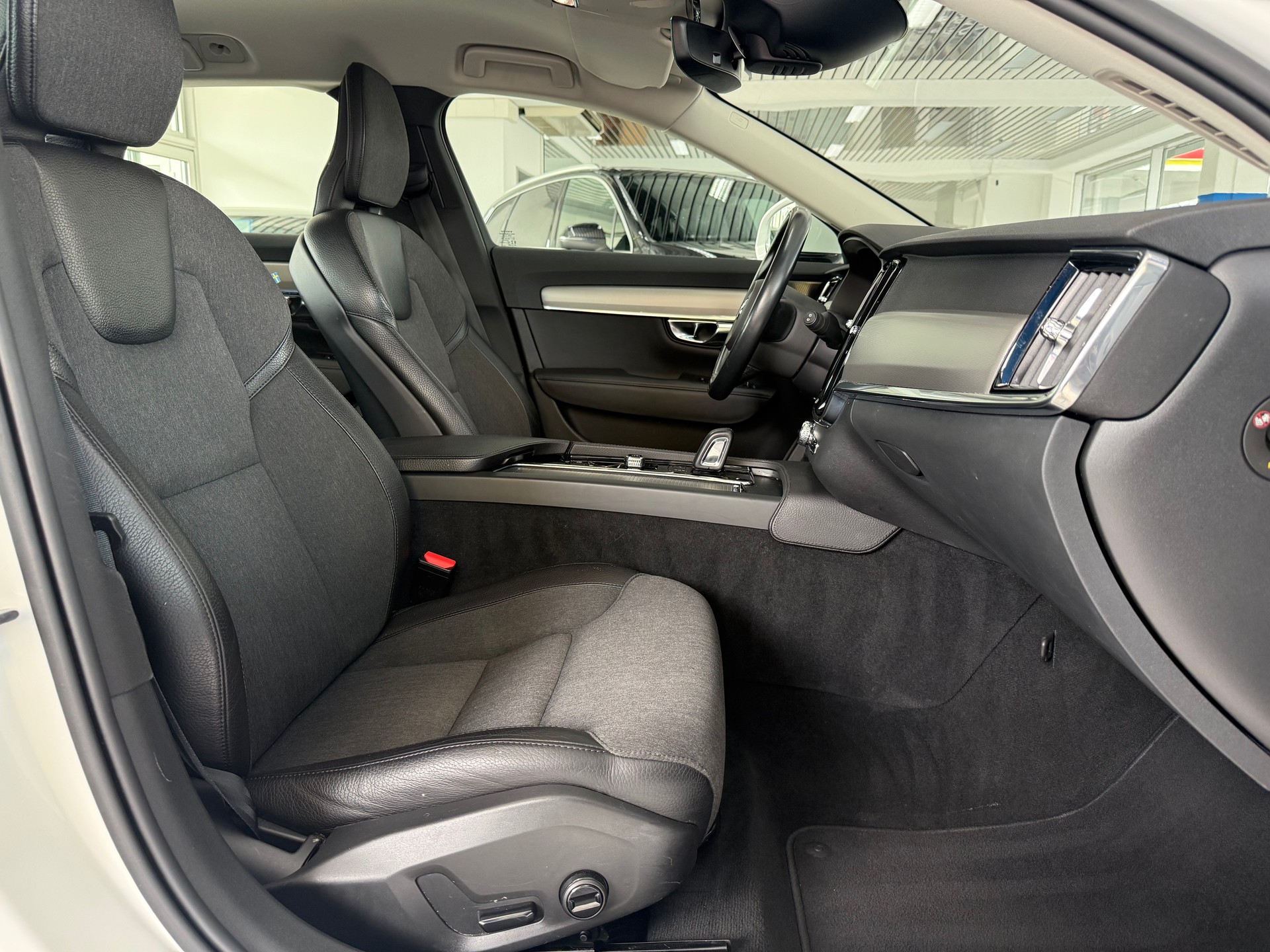 VOLVO V90 B4 Benzin Mild Hybrid Momentum Geartronic-image-16