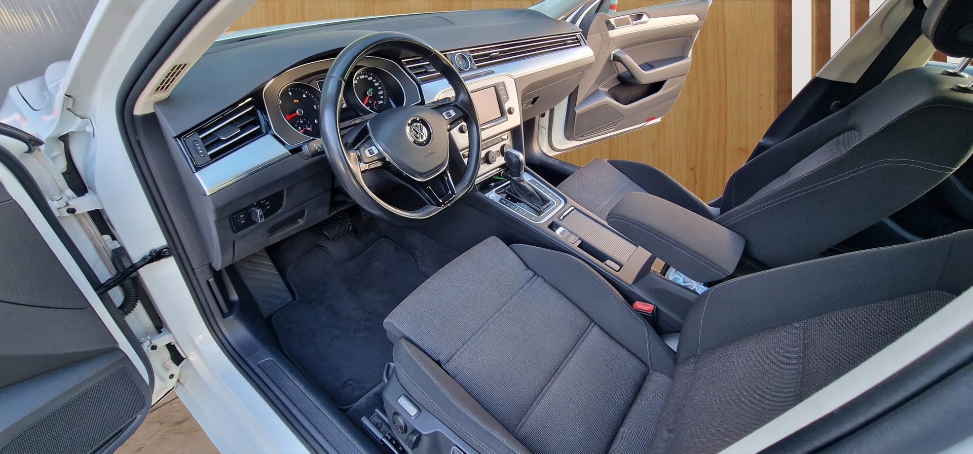 VW Passat Variant 2.0 TDI BMT Family DSG 4Motion-image-10