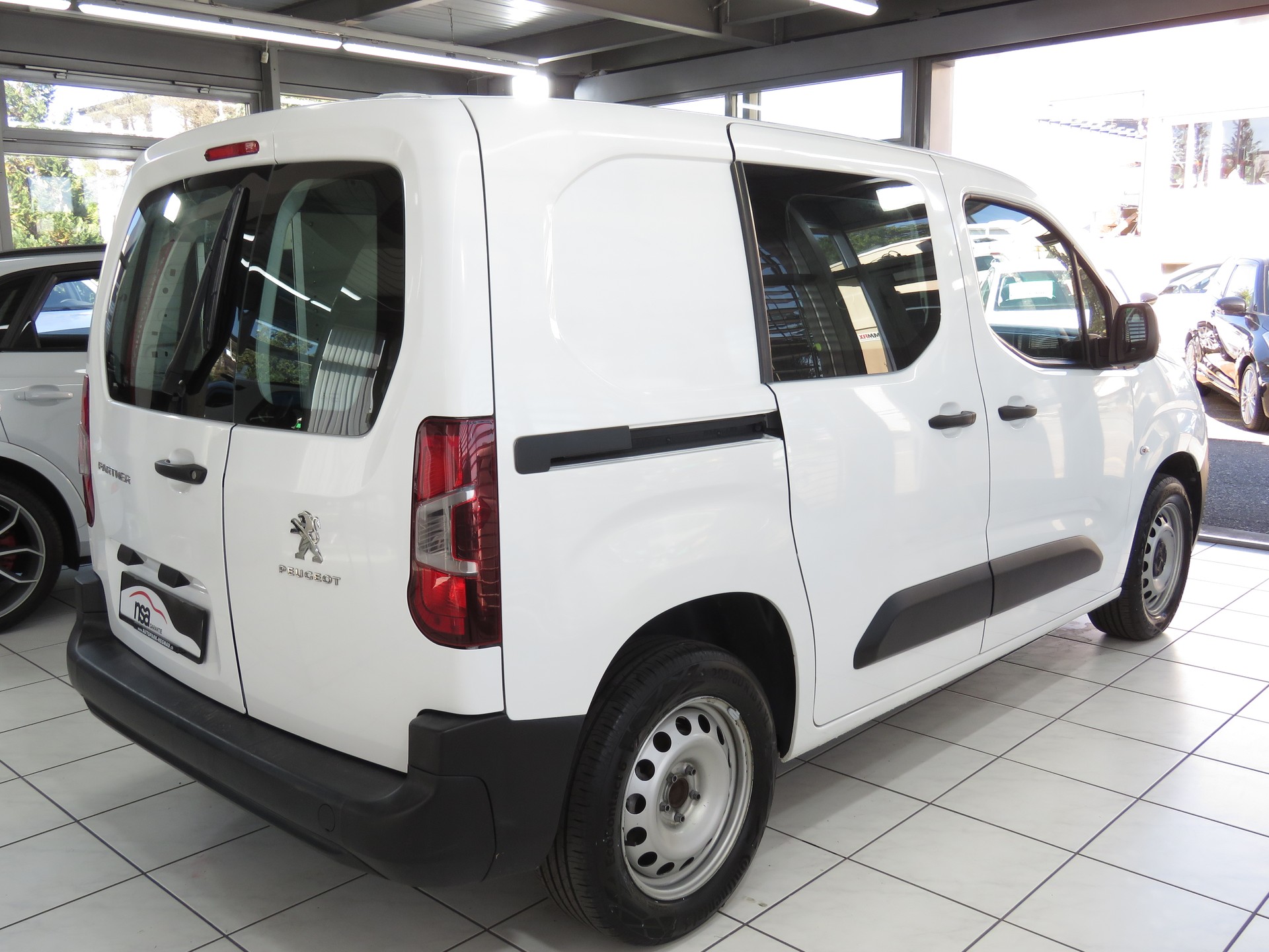 PEUGEOT Partner 1.5 Blue HDi s/s Premium 3-Plätzer (NL 800 Kg)-showroom-element-3