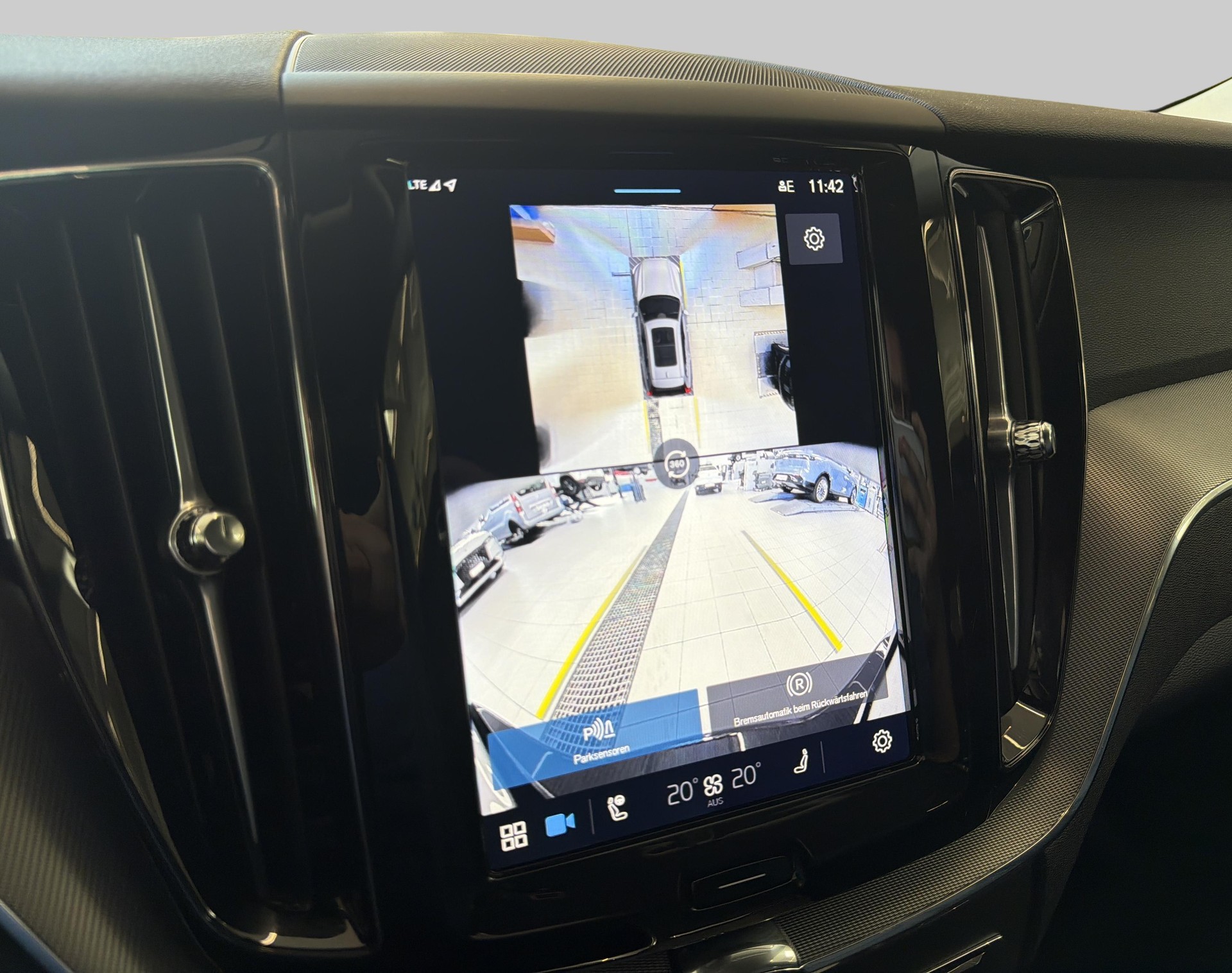VOLVO XC60 2.0 B5 MH Plus Dark AWD-image-12
