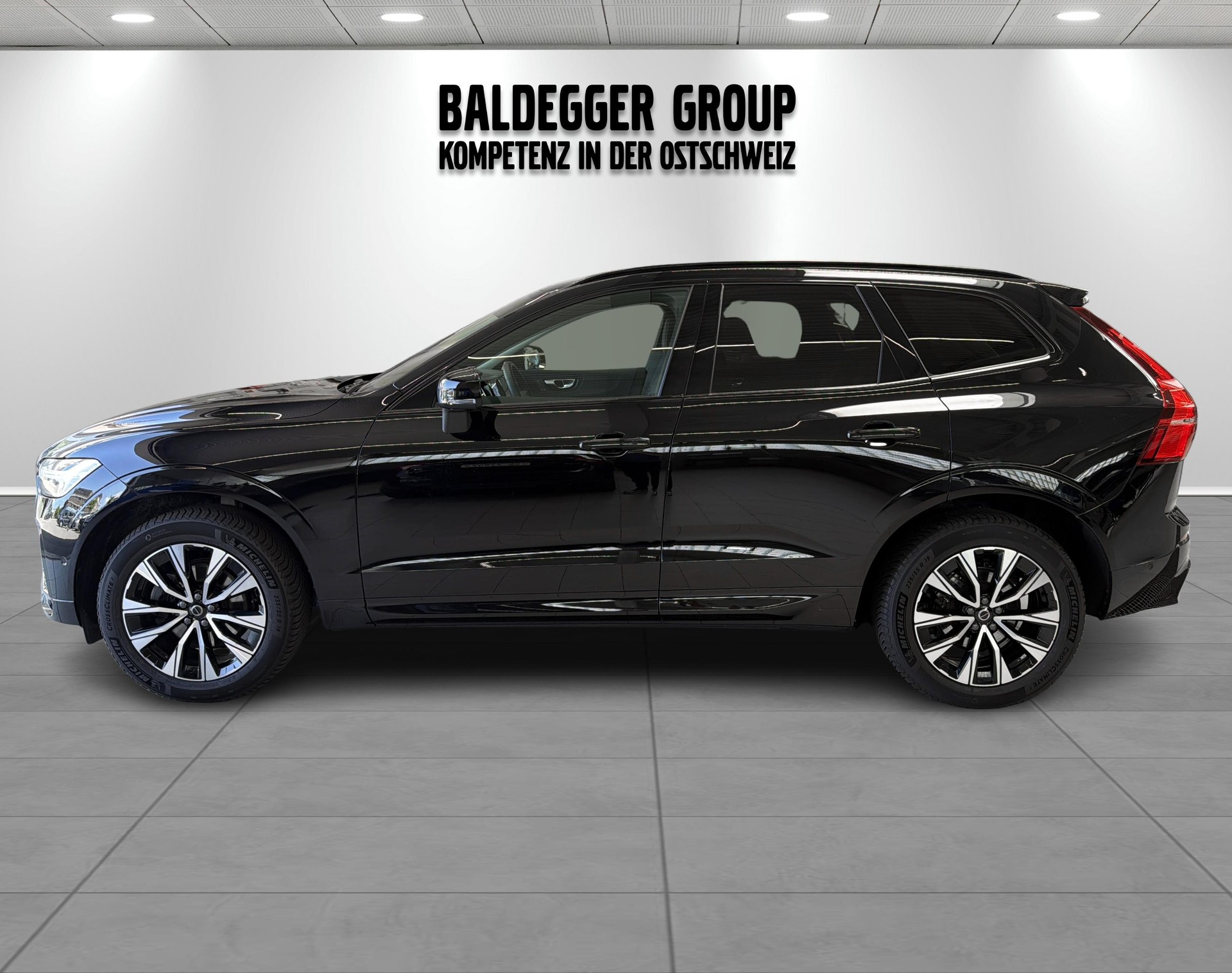 VOLVO XC60 2.0 B5 MH Plus Dark AWD-showroom-element-1