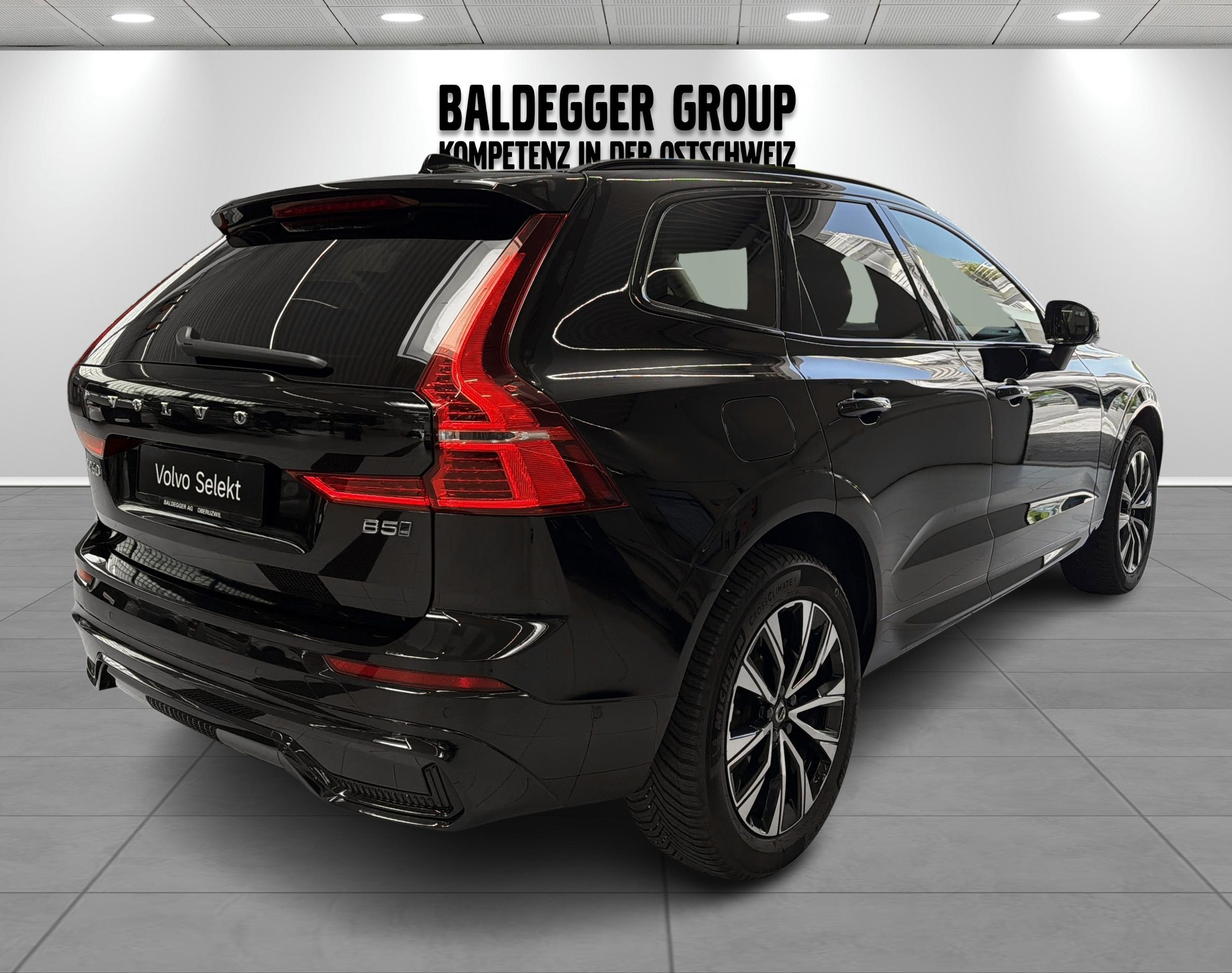 VOLVO XC60 2.0 B5 MH Plus Dark AWD-showroom-element-2
