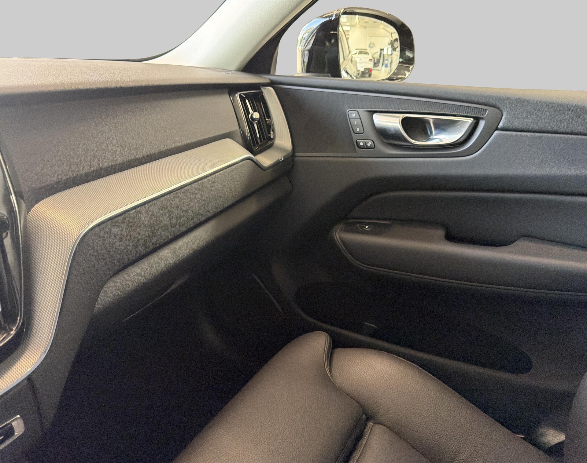 VOLVO XC60 2.0 B5 MH Plus Dark AWD-image-13