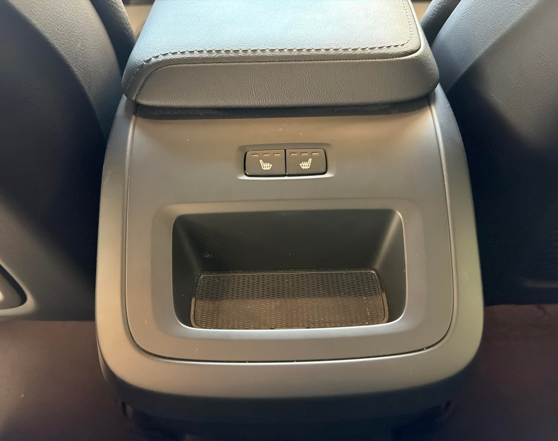 VOLVO XC60 2.0 B5 MH Plus Dark AWD-image-15