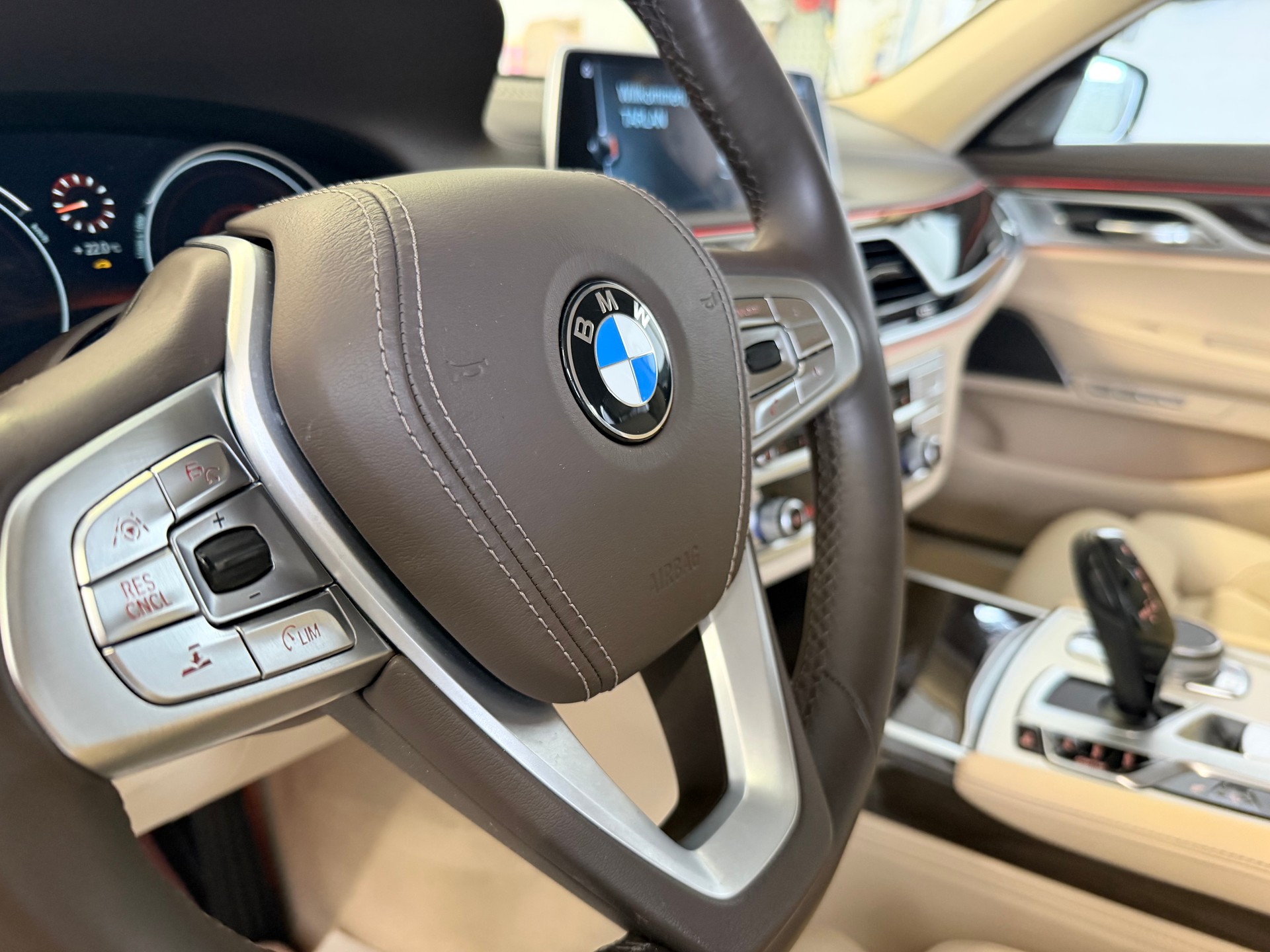 BMW 750i xDrive Steptronic-image-12