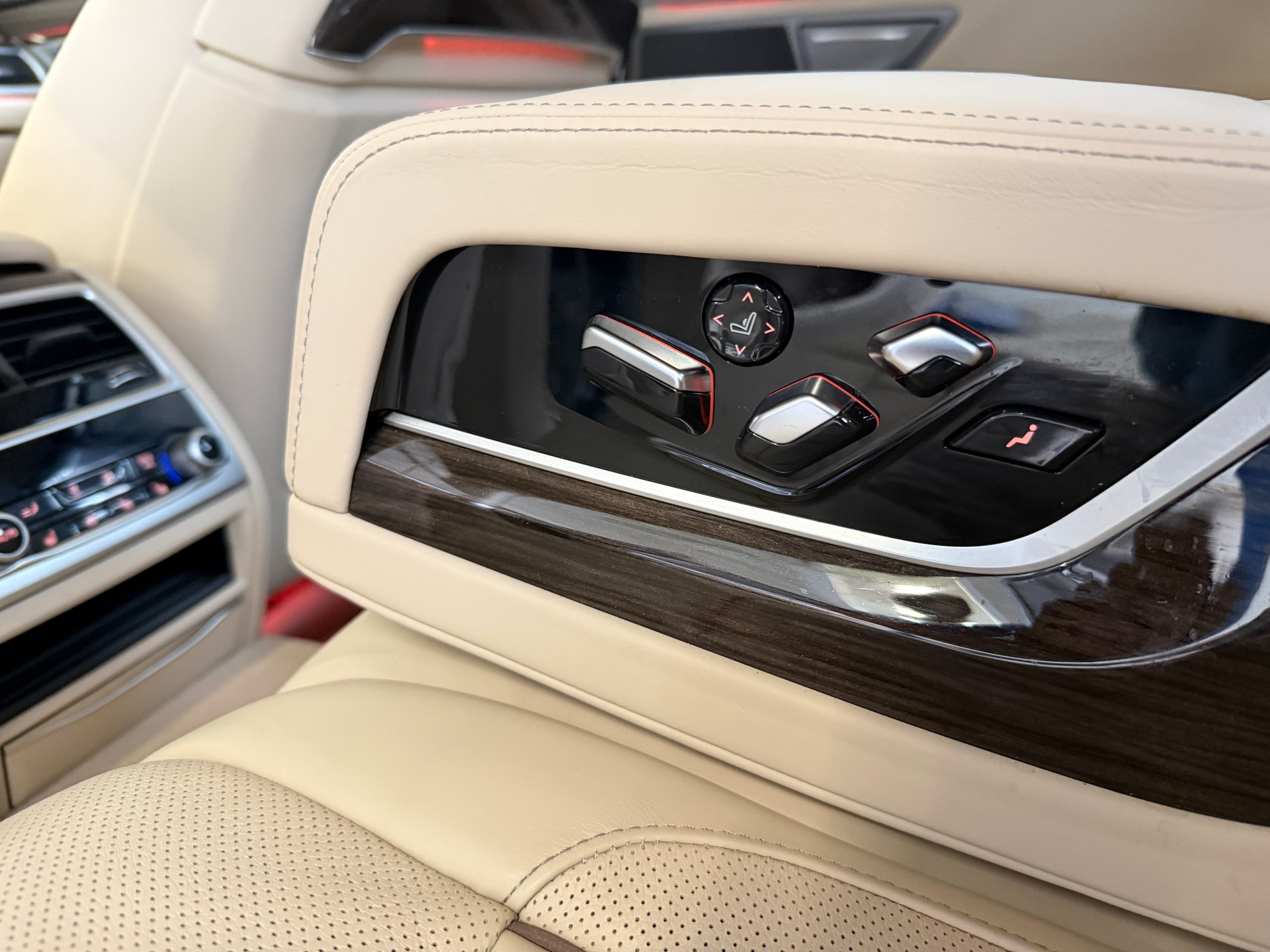 BMW 750i xDrive Steptronic-image-10