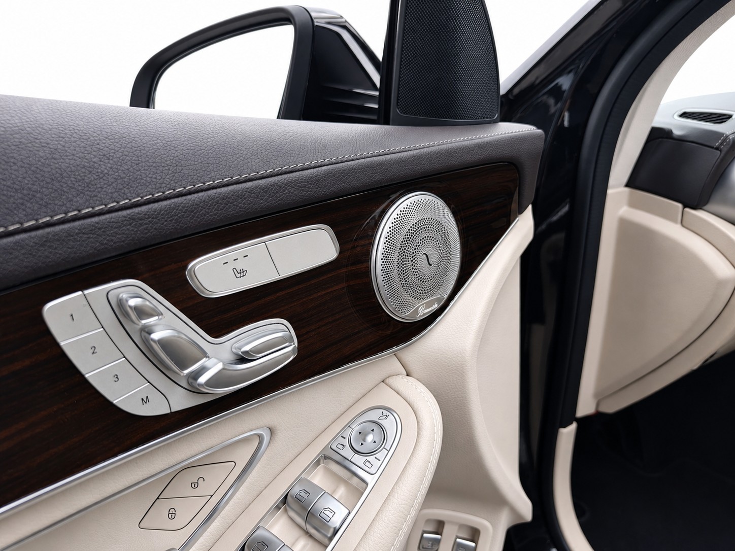 MERCEDES-BENZ GLC 300 e 4m CH FZ MIT GRATIS SERVICE CH FAHRZEUG-image-7
