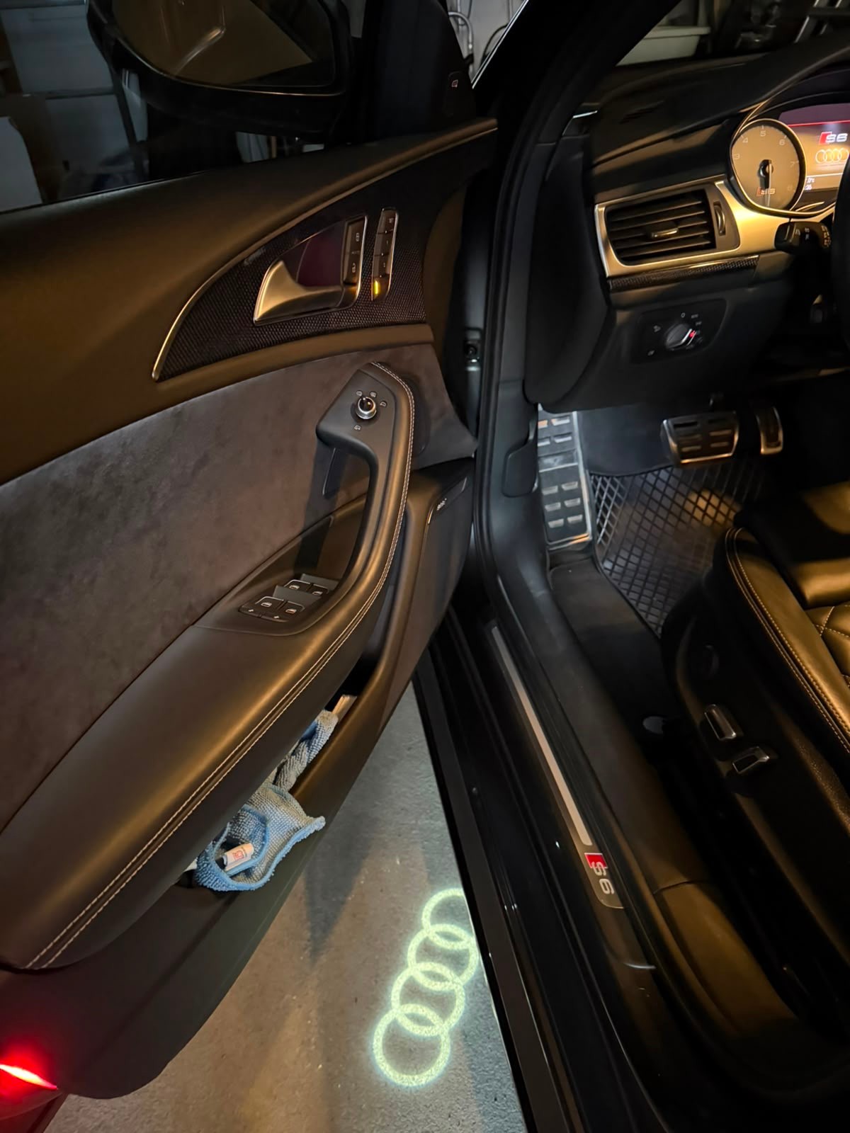 AUDI 4.0 V8 TFSI quattro S-Tronic-image-12