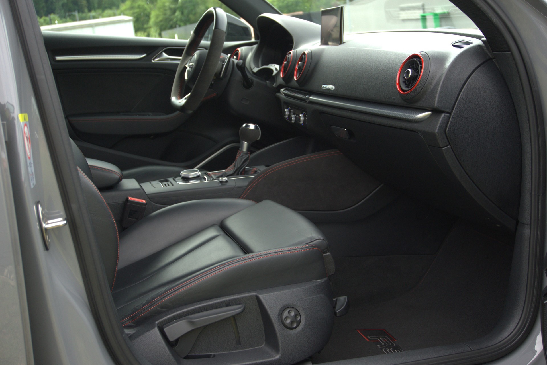 AUDI RS3 Limousine 2.5 TSI quattro S-tronic-image-12
