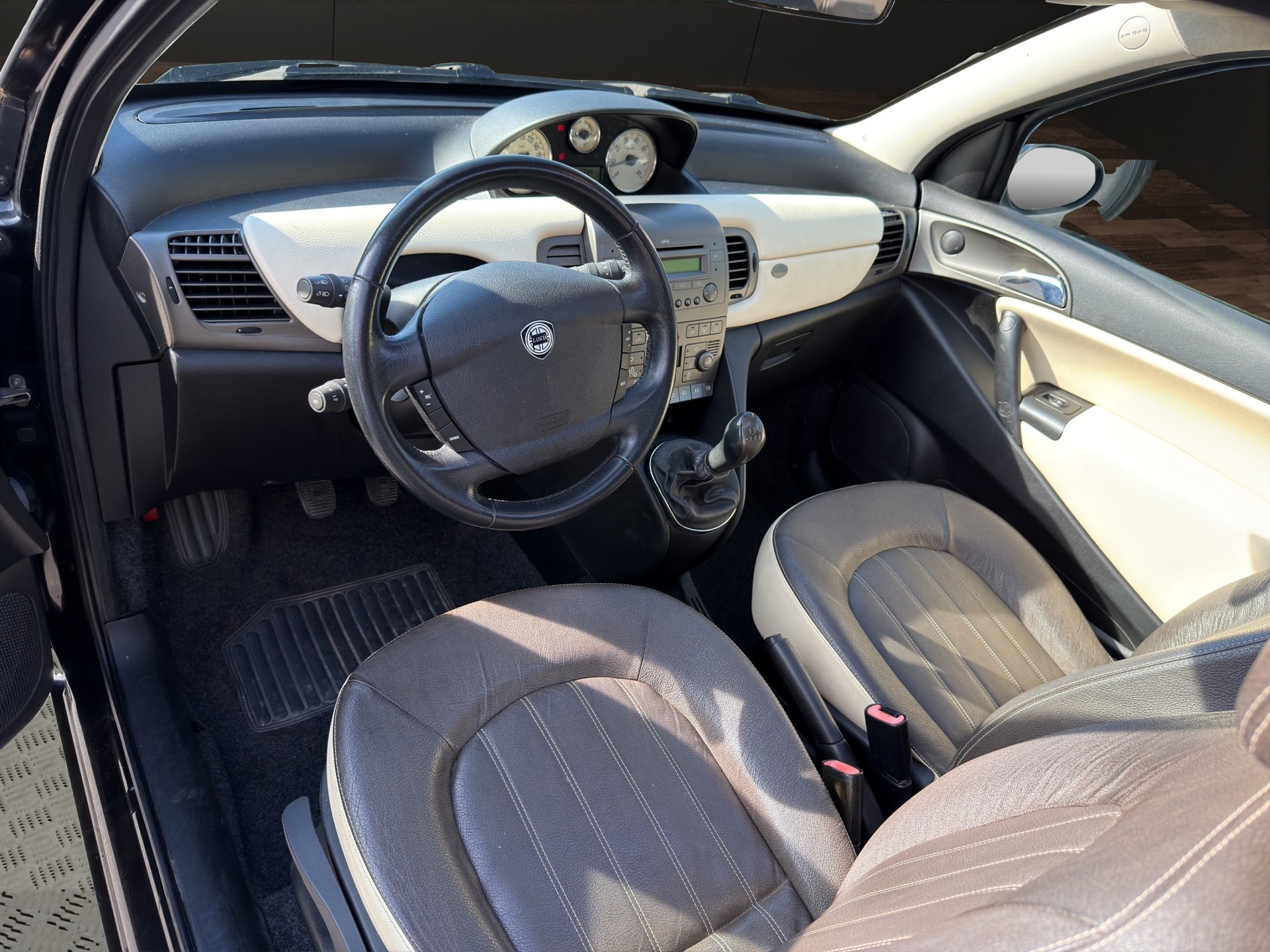 LANCIA Ypsilon 1.3 16V JTD Glamour B-Colore-image-7