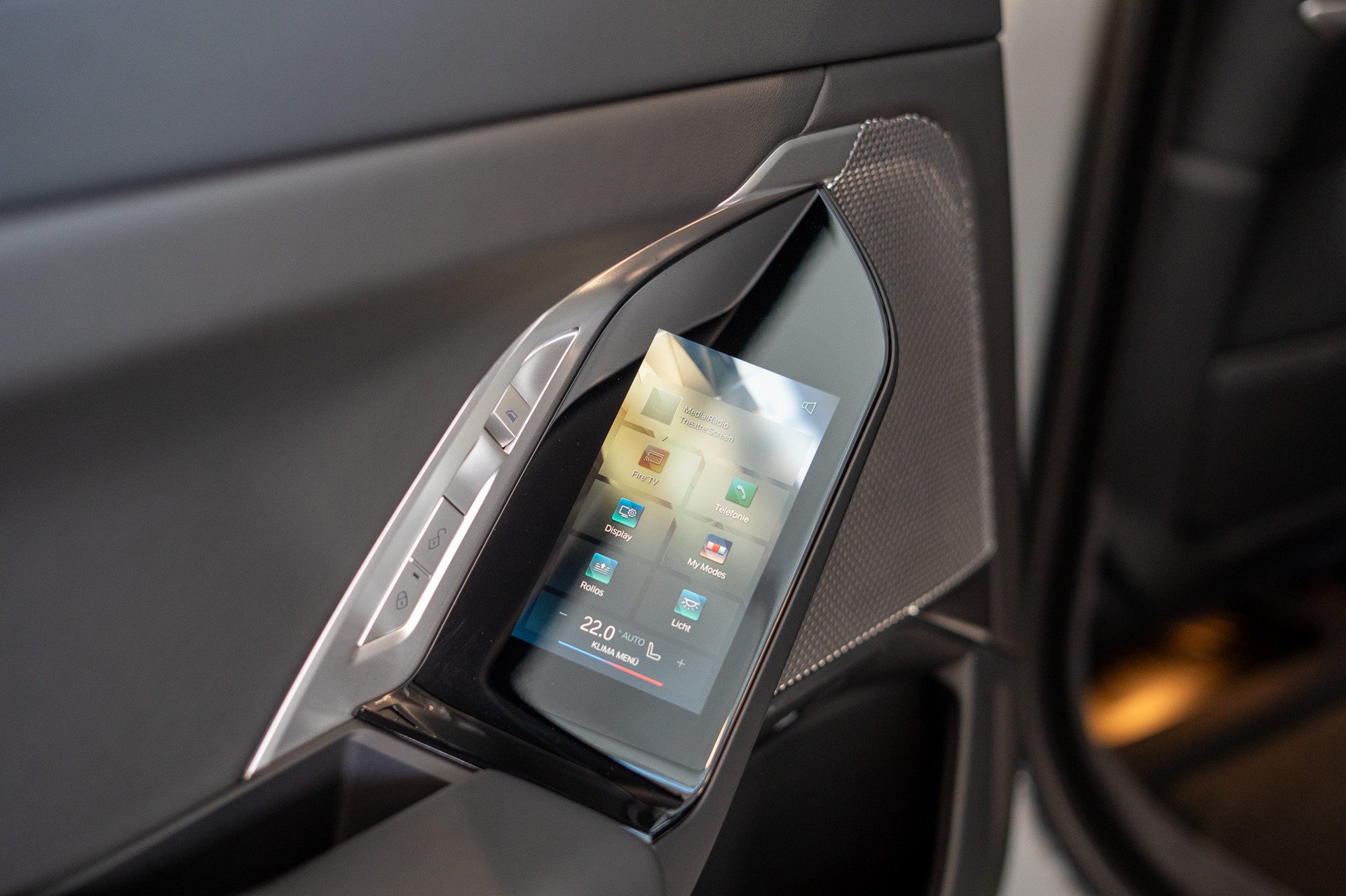 BMW 740d xDrive M Sport / Theatre Screen / Sky Lounge-image-16