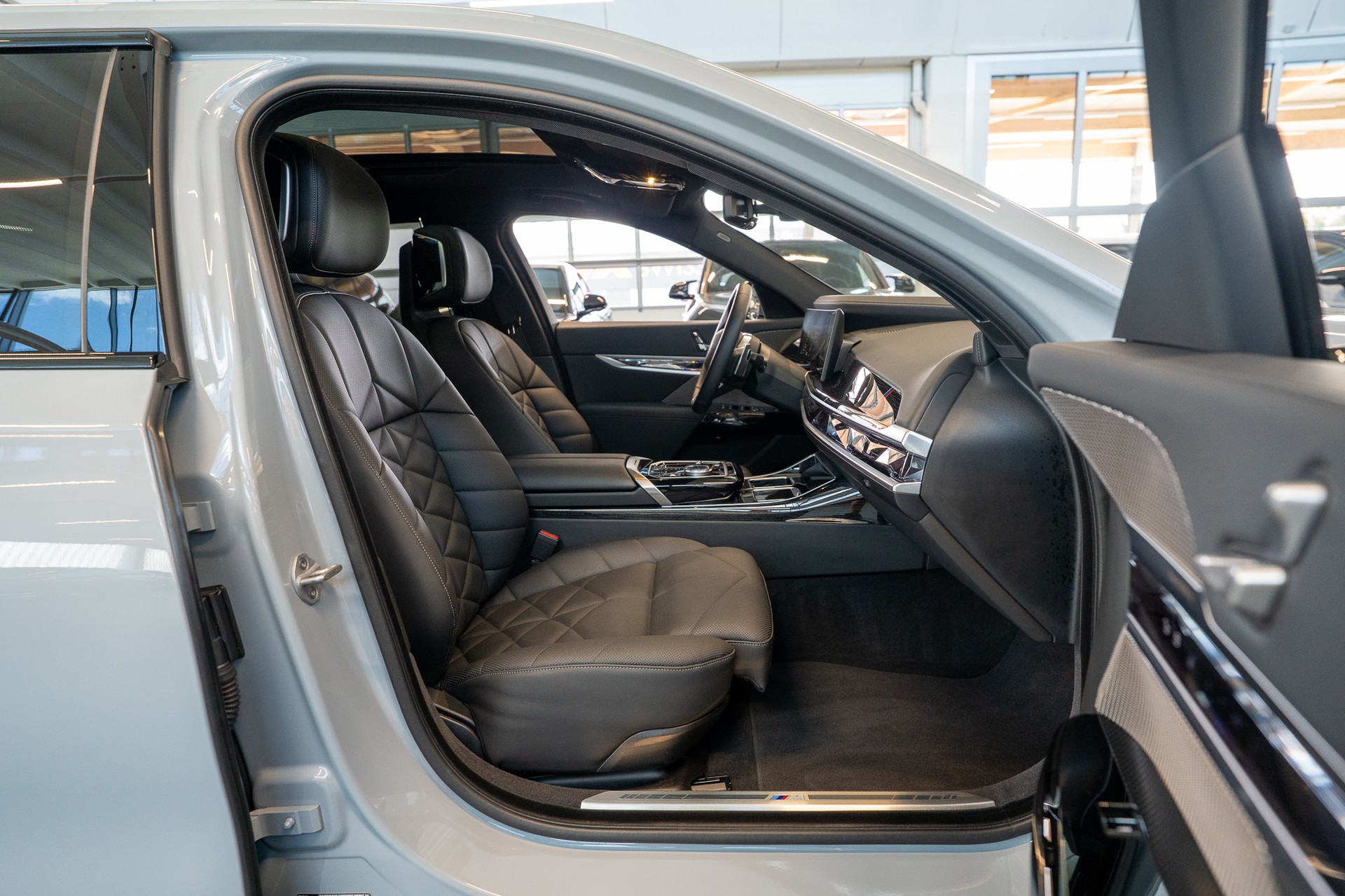 BMW 740d xDrive M Sport / Theatre Screen / Sky Lounge-image-18