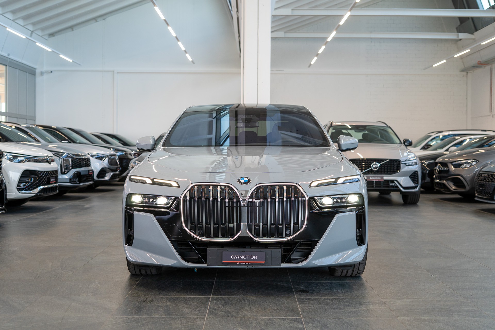 BMW 740d xDrive M Sport / Theatre Screen / Sky Lounge-showroom-element-2