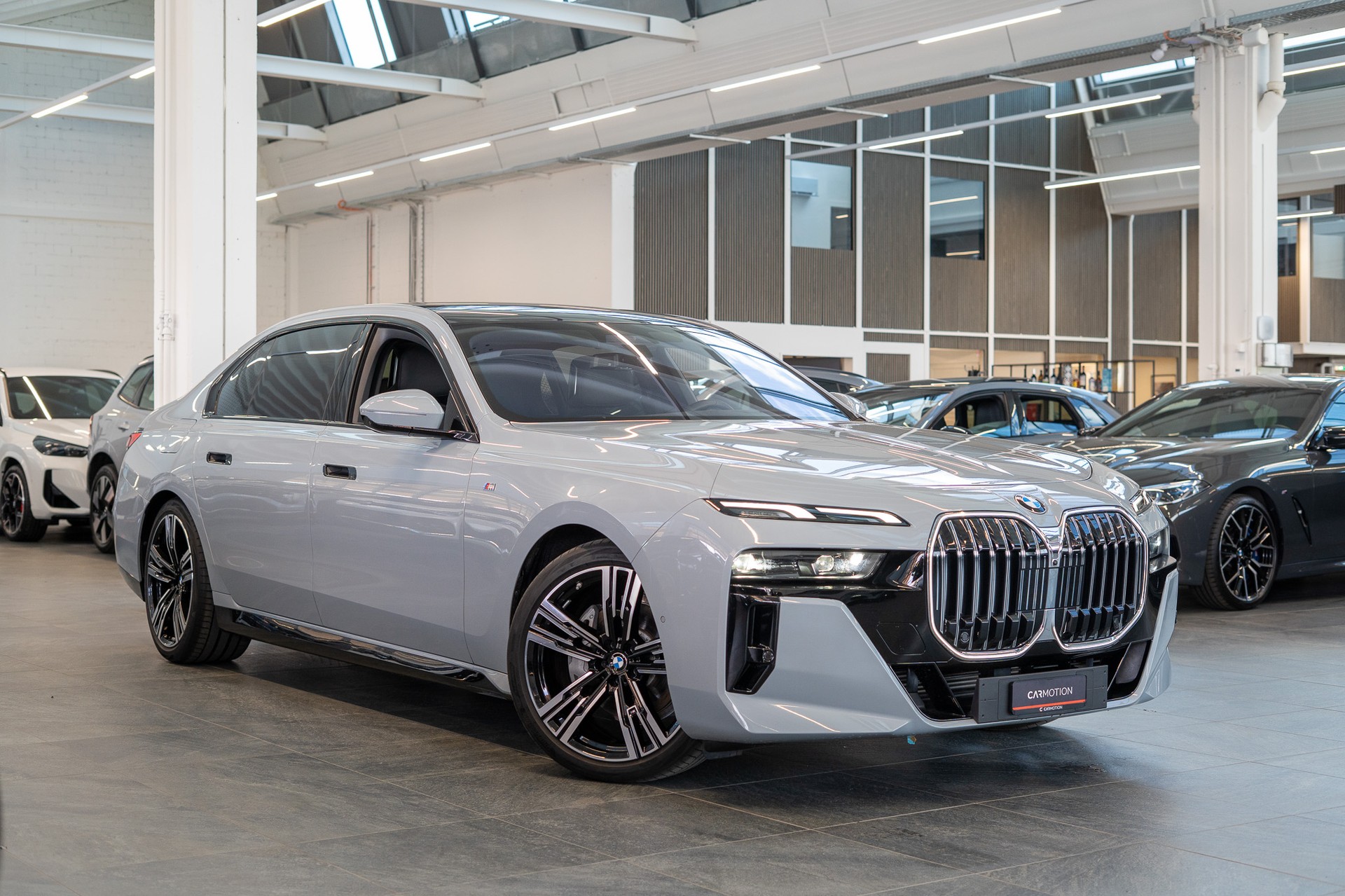 BMW 740d xDrive M Sport / Theatre Screen / Sky Lounge-showroom-element-3