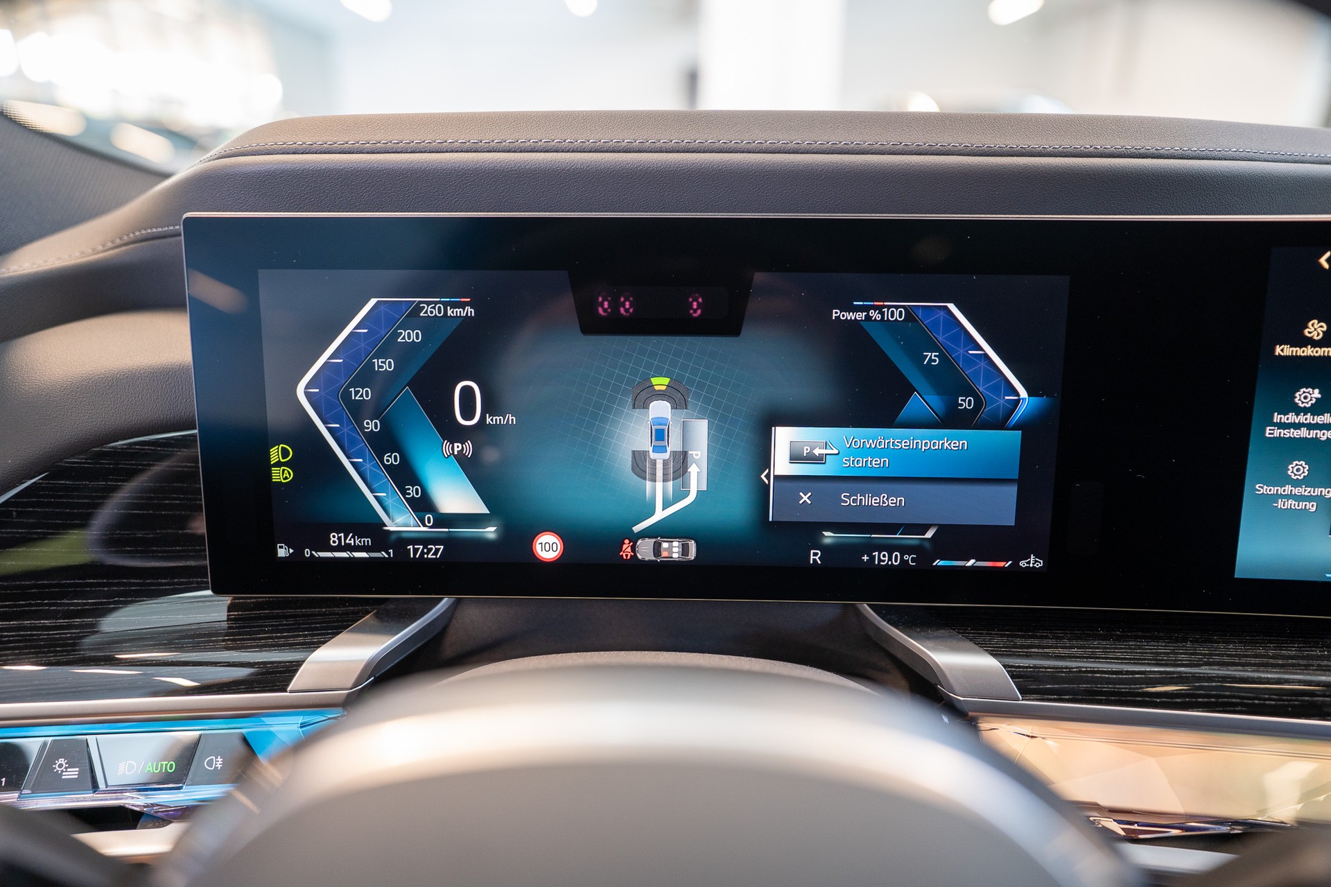 BMW 740d xDrive M Sport / Theatre Screen / Sky Lounge-image-26