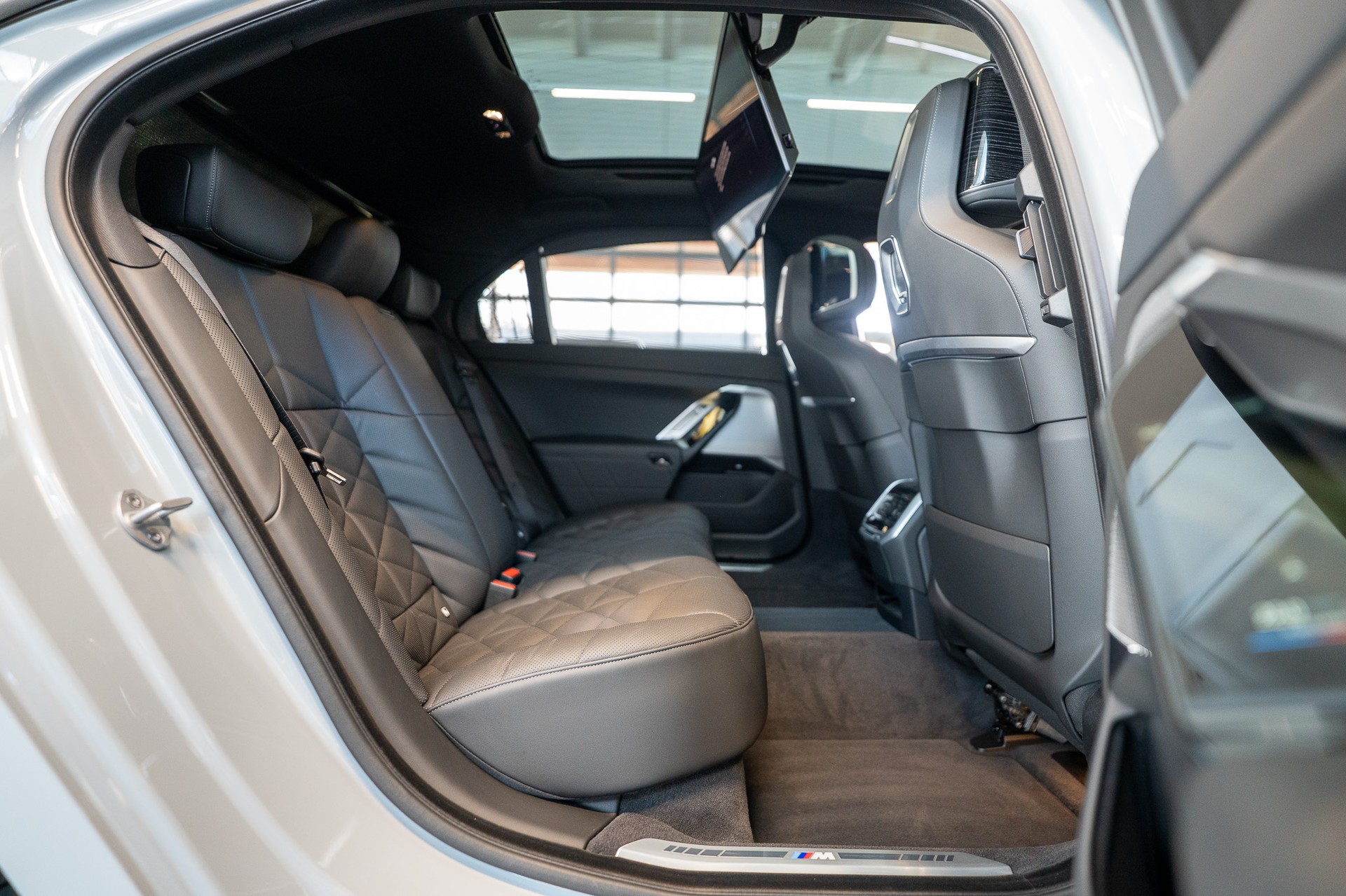 BMW 740d xDrive M Sport / Theatre Screen / Sky Lounge-image-17