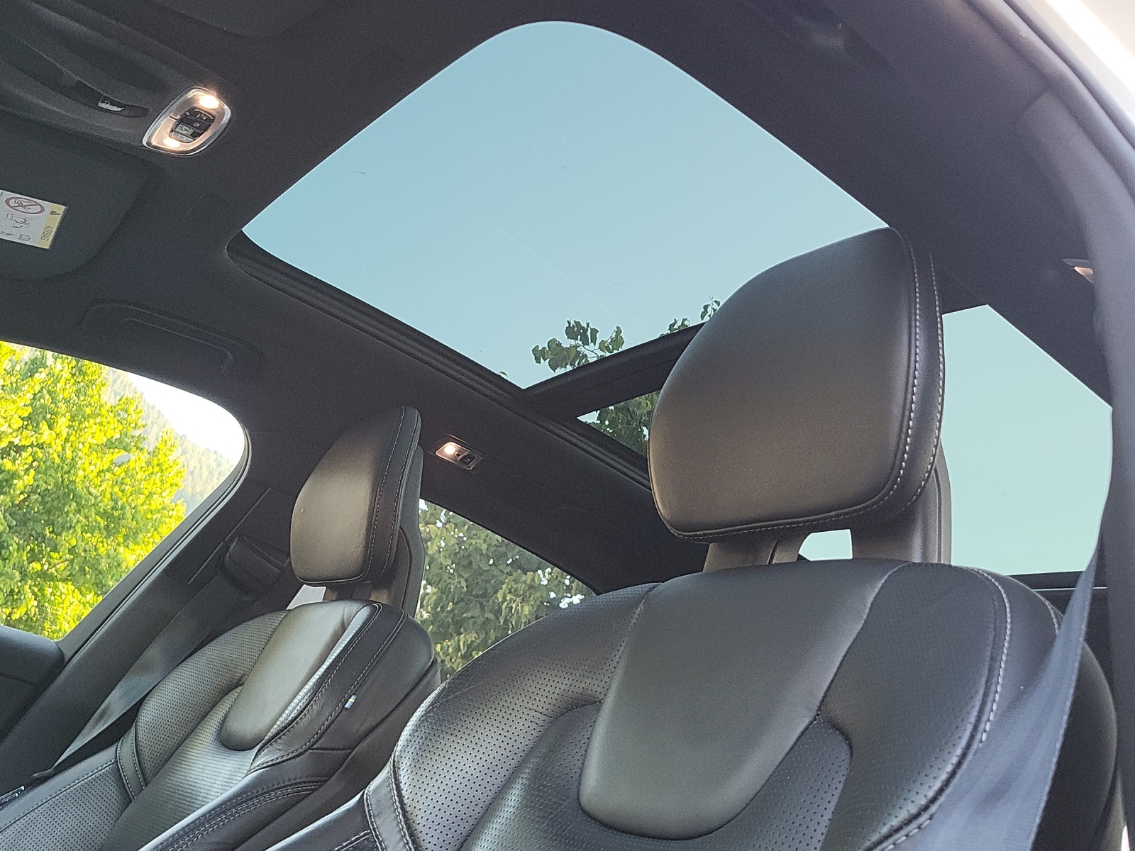VOLVO XC60 2.0 T8 TE R-Design AWD-image-17
