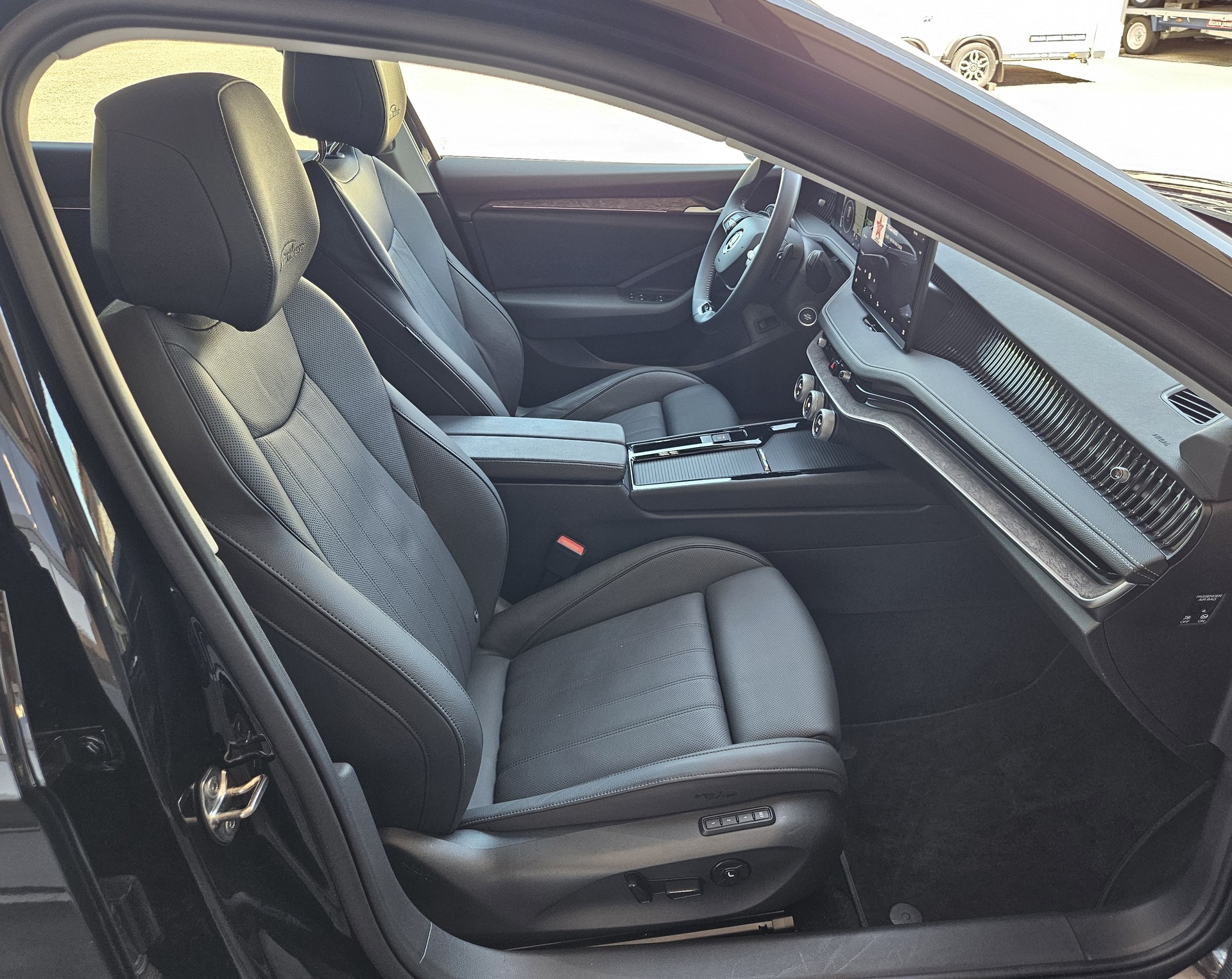 SKODA Superb Combi 2.0 TDi L&K 4x4 DSG mit Anhängerkupplung-image-12