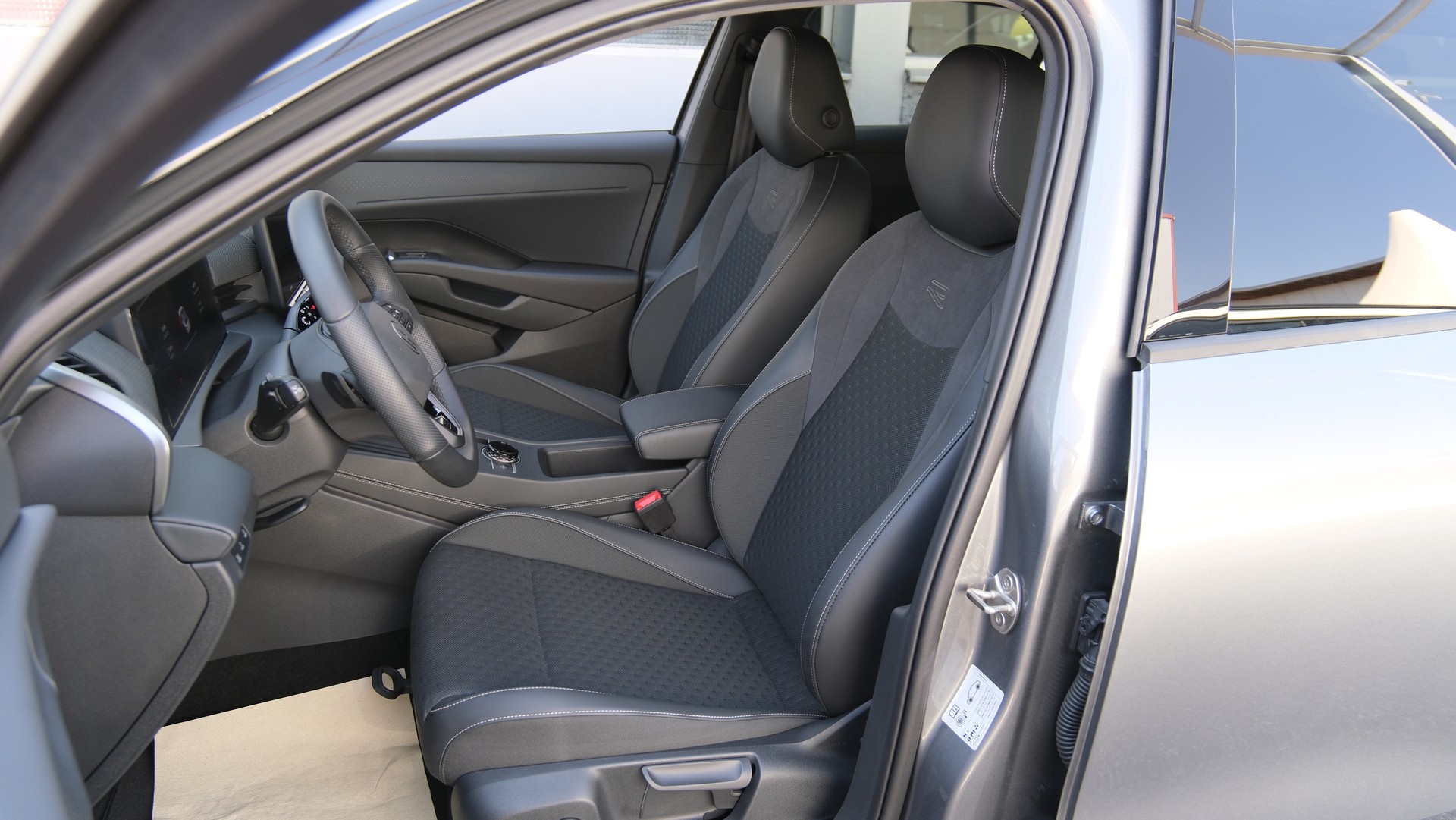 VW T-Roc 1.5 eTSI mHEV R-Line DSG " Black Style "-showroom-element-3