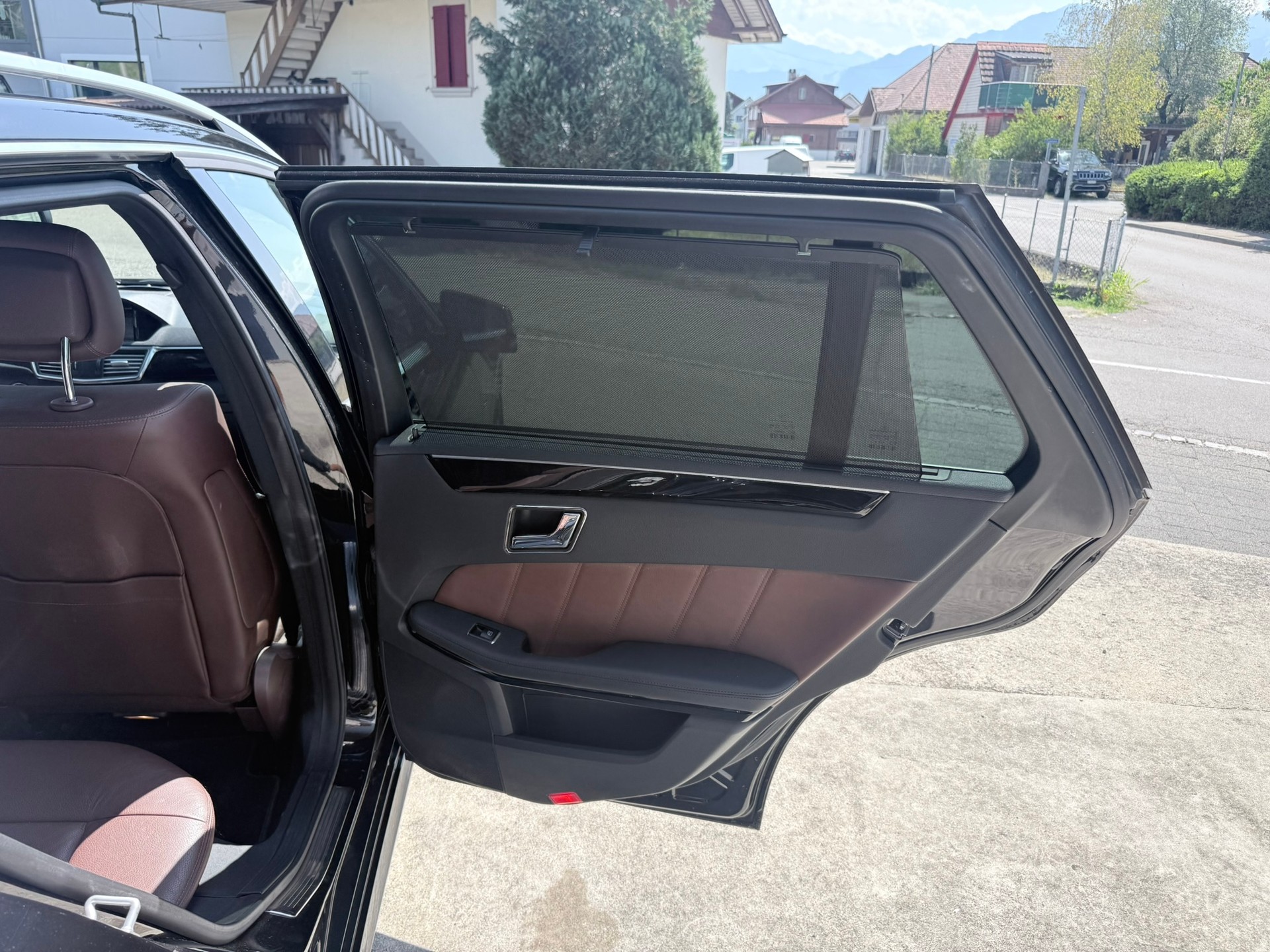 MERCEDES-BENZ E 250 CGI BlueEfficiency Avantgarde Automatic-image-11