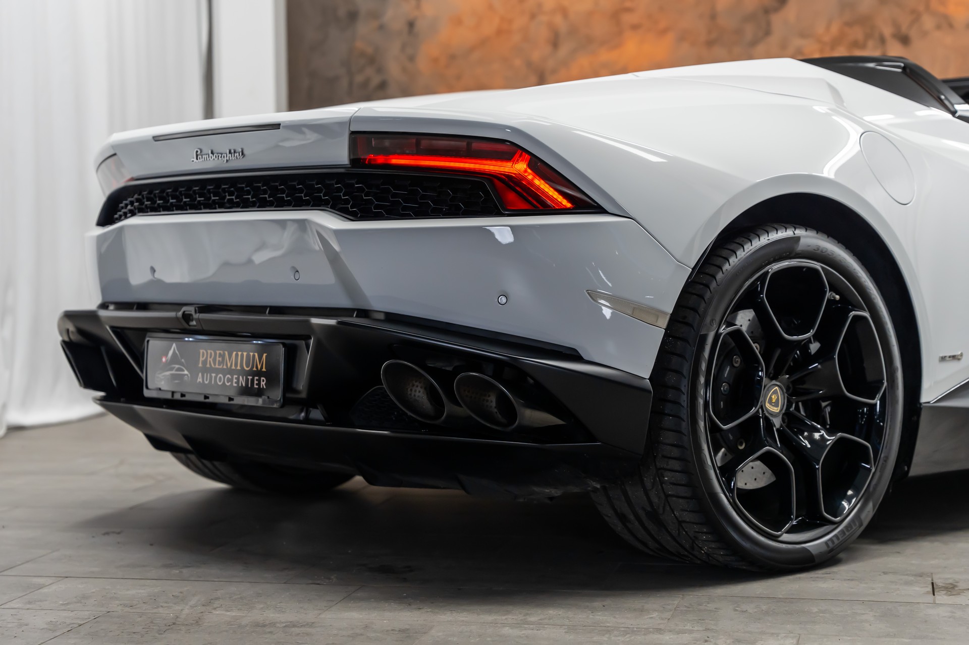 LAMBORGHINI LP610-4 Spyder DCT *CH-Fahrzeug*Alcantara*Keramik*Lift*-image-8