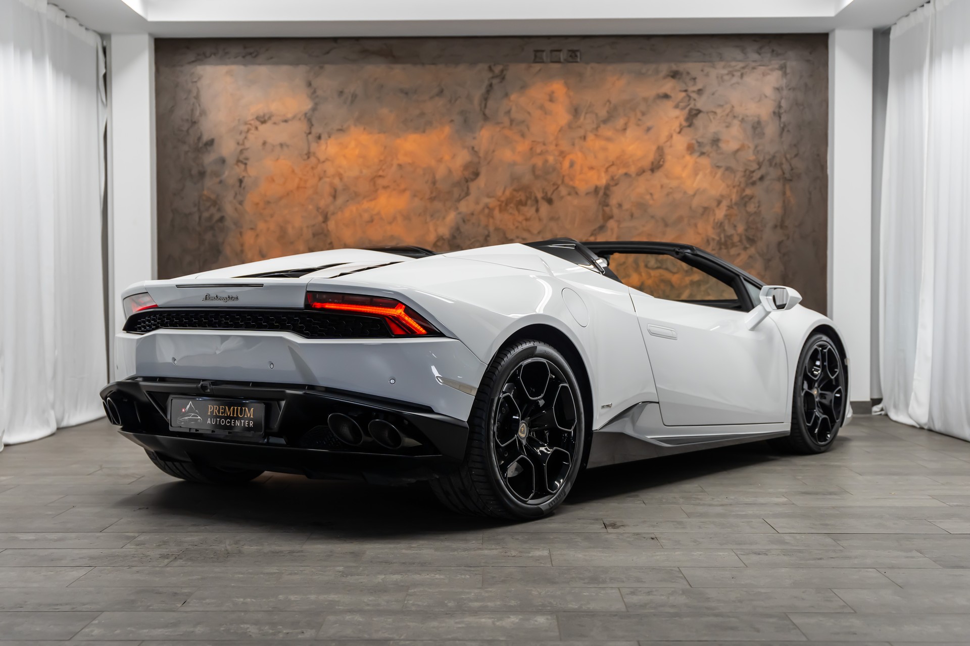 LAMBORGHINI LP610-4 Spyder DCT *CH-Fahrzeug*Alcantara*Keramik*Lift*-image-6