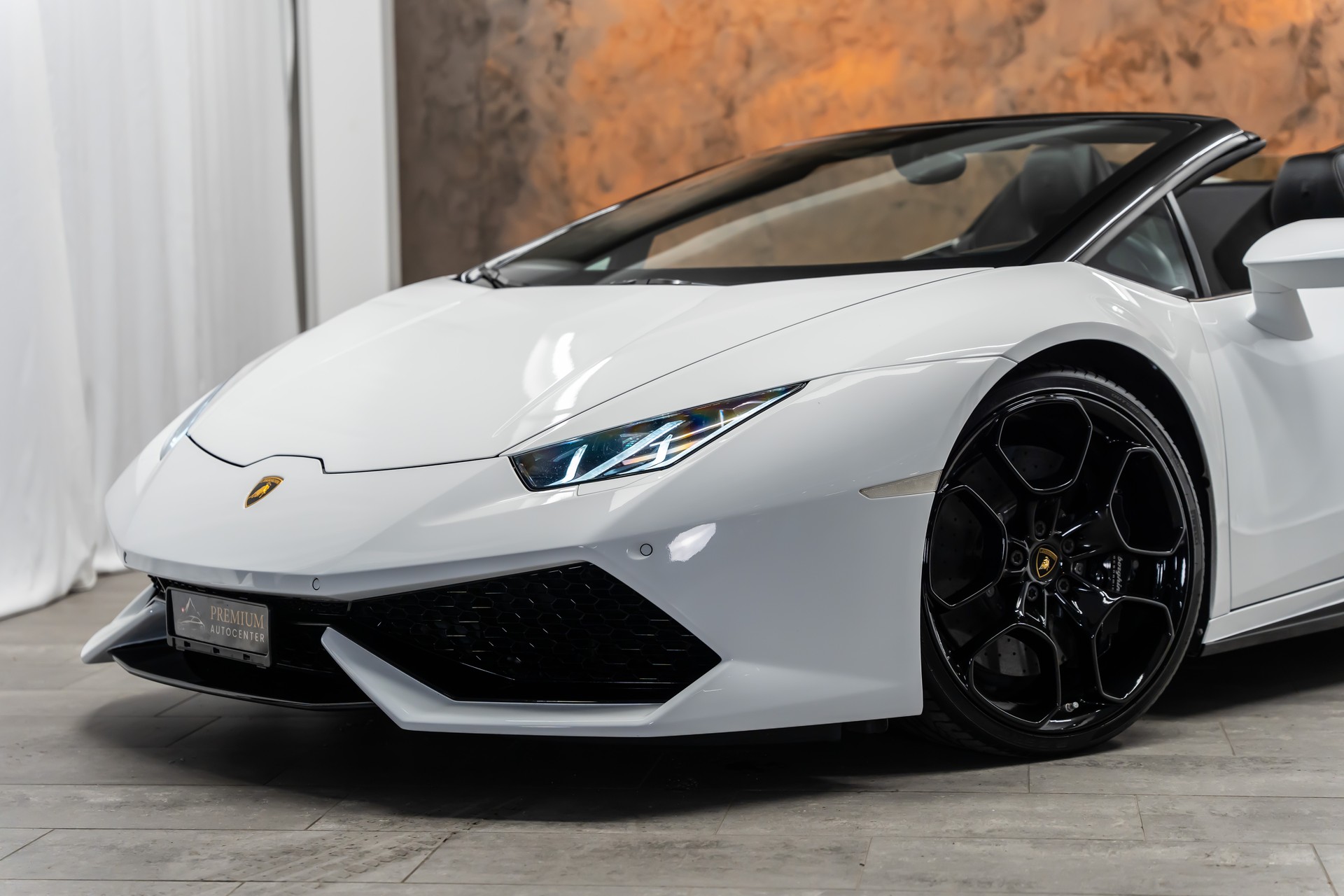 LAMBORGHINI LP610-4 Spyder DCT *CH-Fahrzeug*Alcantara*Keramik*Lift*-showroom-element-2