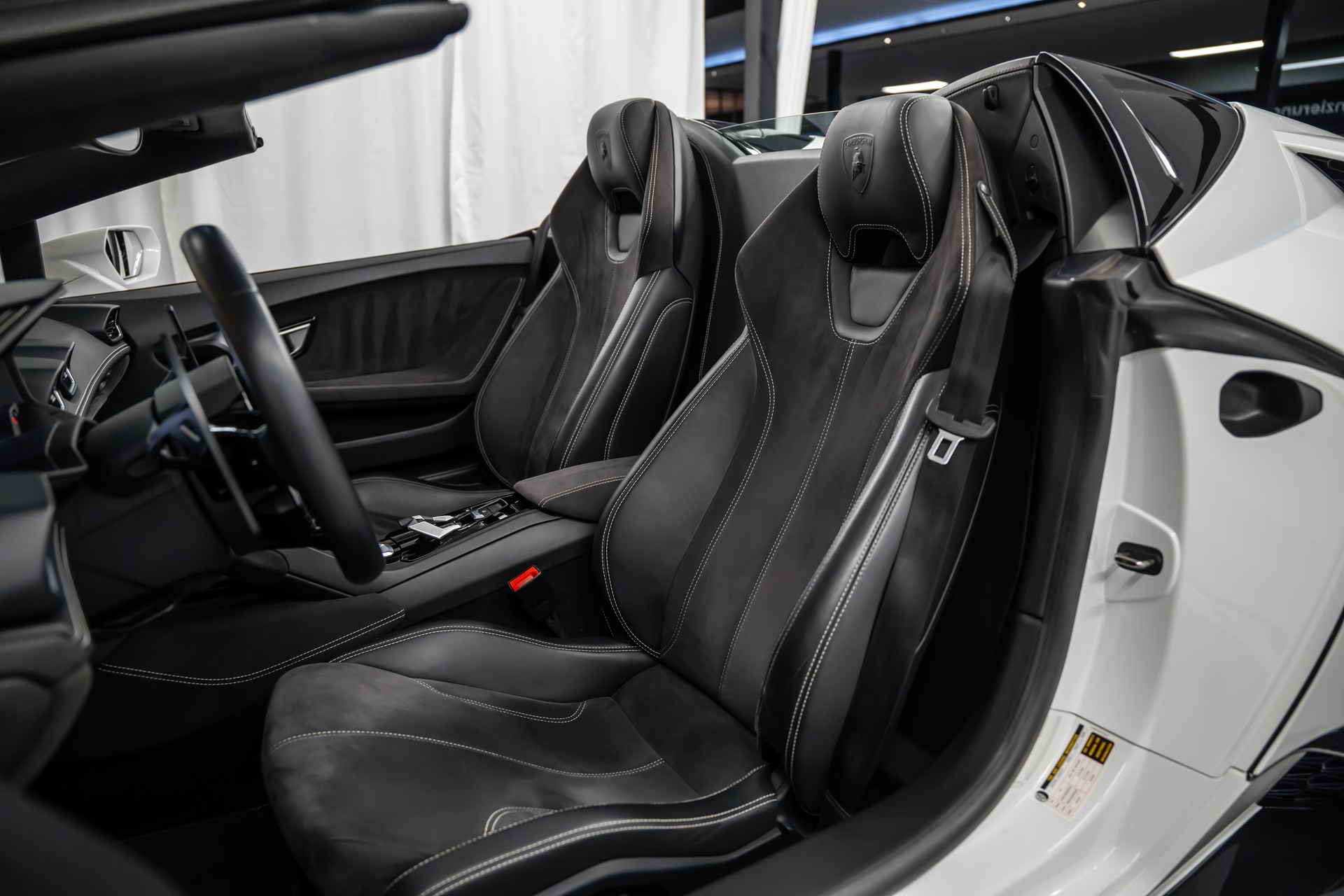 LAMBORGHINI LP610-4 Spyder DCT *CH-Fahrzeug*Alcantara*Keramik*Lift*-image-16