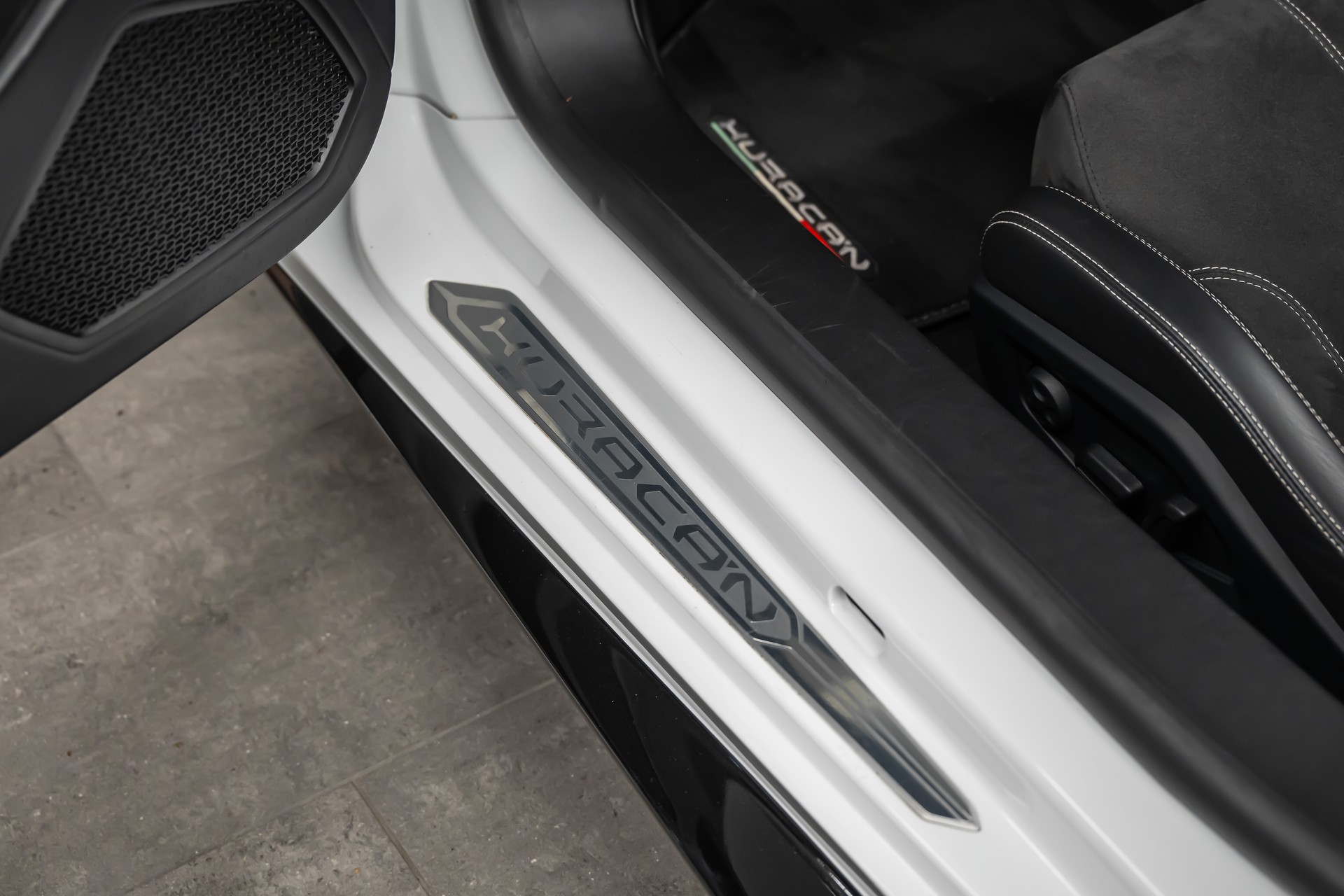 LAMBORGHINI LP610-4 Spyder DCT *CH-Fahrzeug*Alcantara*Keramik*Lift*-image-22