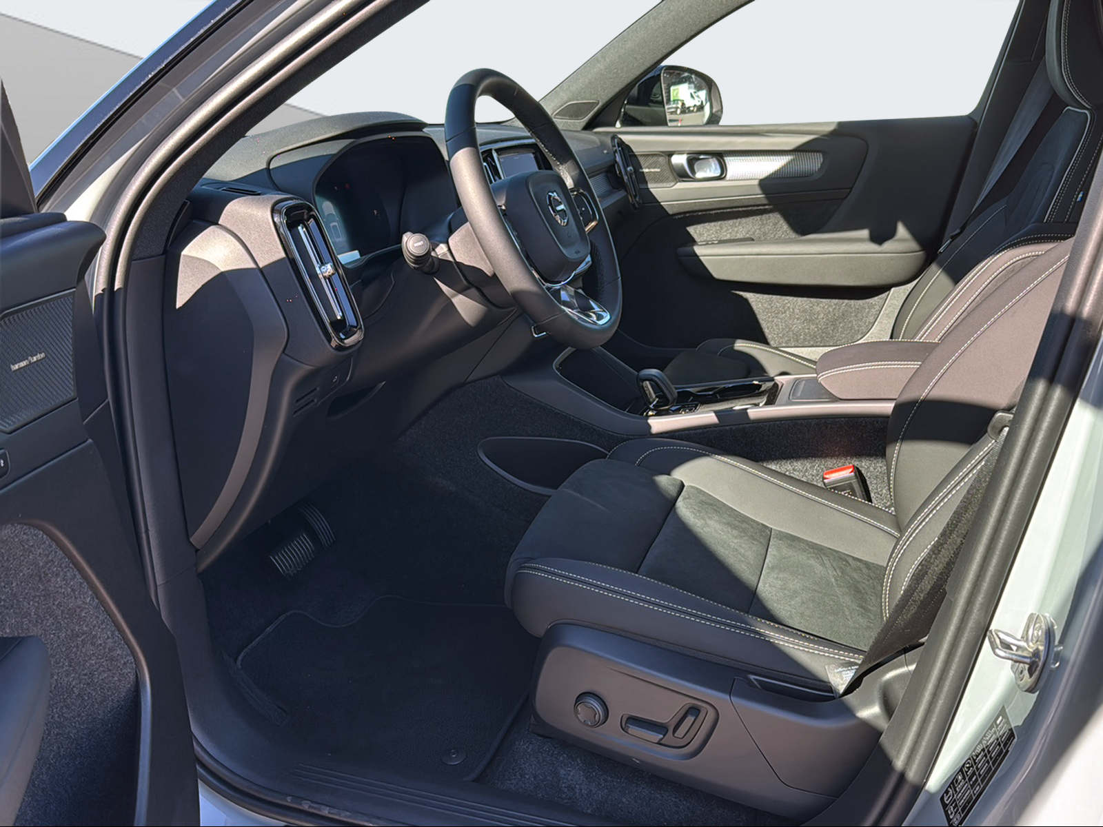 VOLVO EX40 Twin Black Edition AWD-image-9