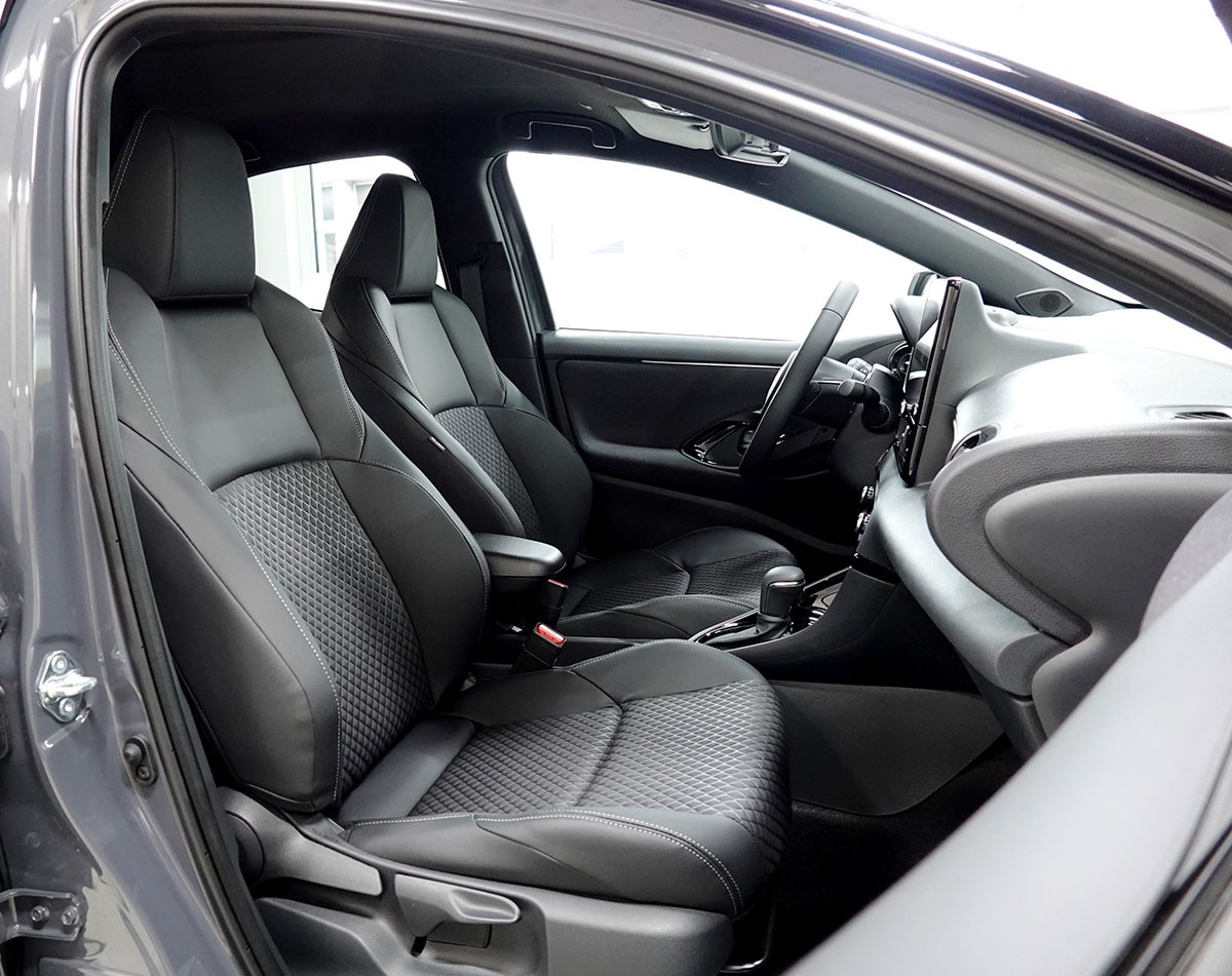 TOYOTA Yaris 1.5 Premium e-CVT, Bitone-showroom-element-3