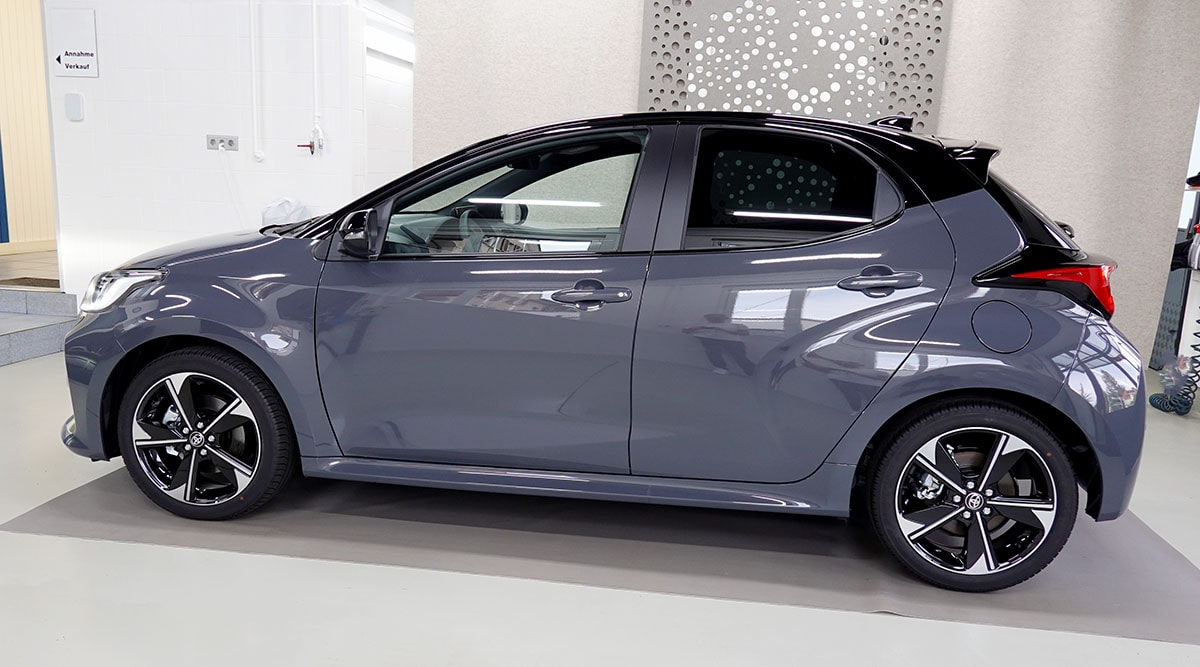 TOYOTA Yaris 1.5 Premium e-CVT, Bitone-showroom-element-1