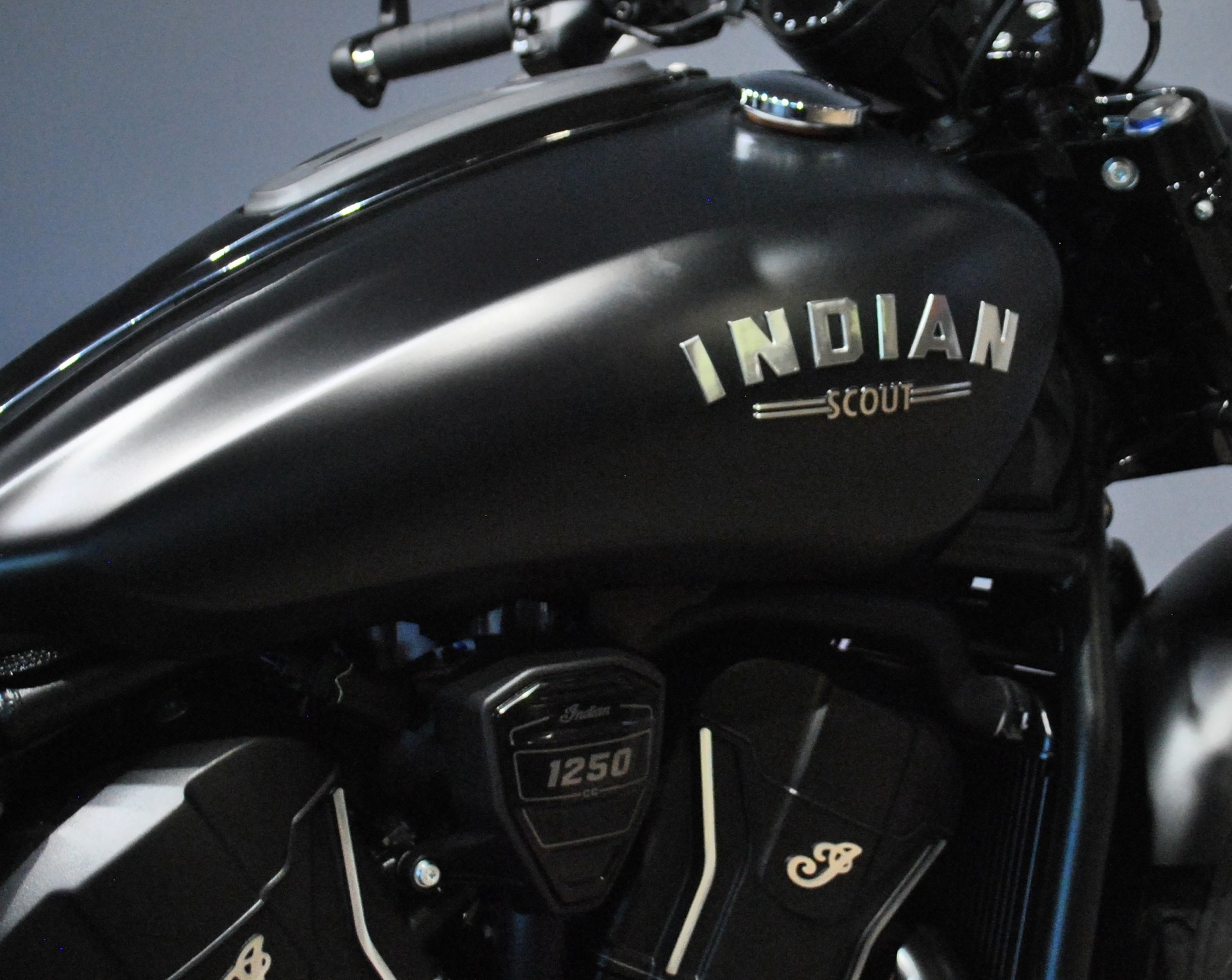 INDIAN Scout Bobber L+T-image-5