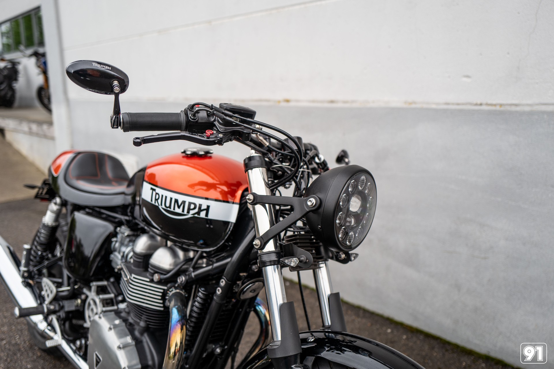 TRIUMPH Thruxton 900 i-image-2