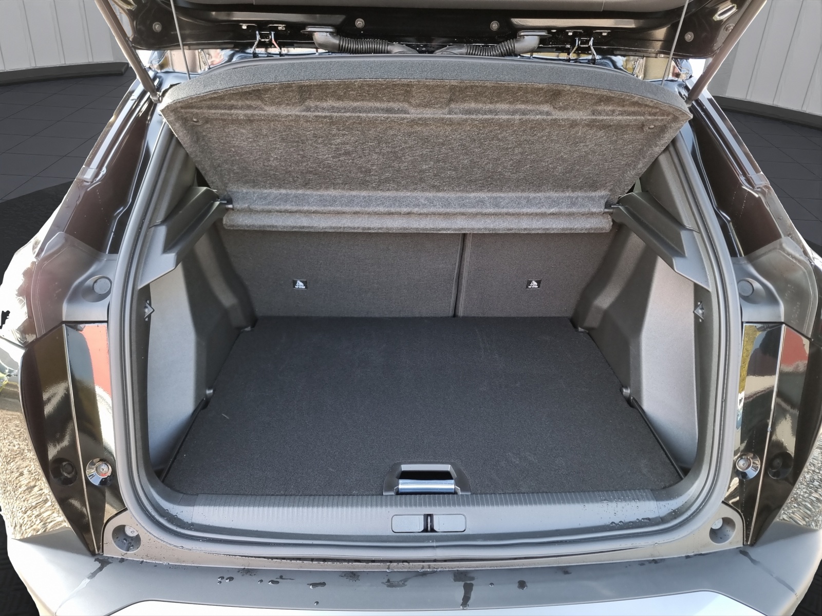 PEUGEOT 2008 1.2 136 MHEV Allure-image-12