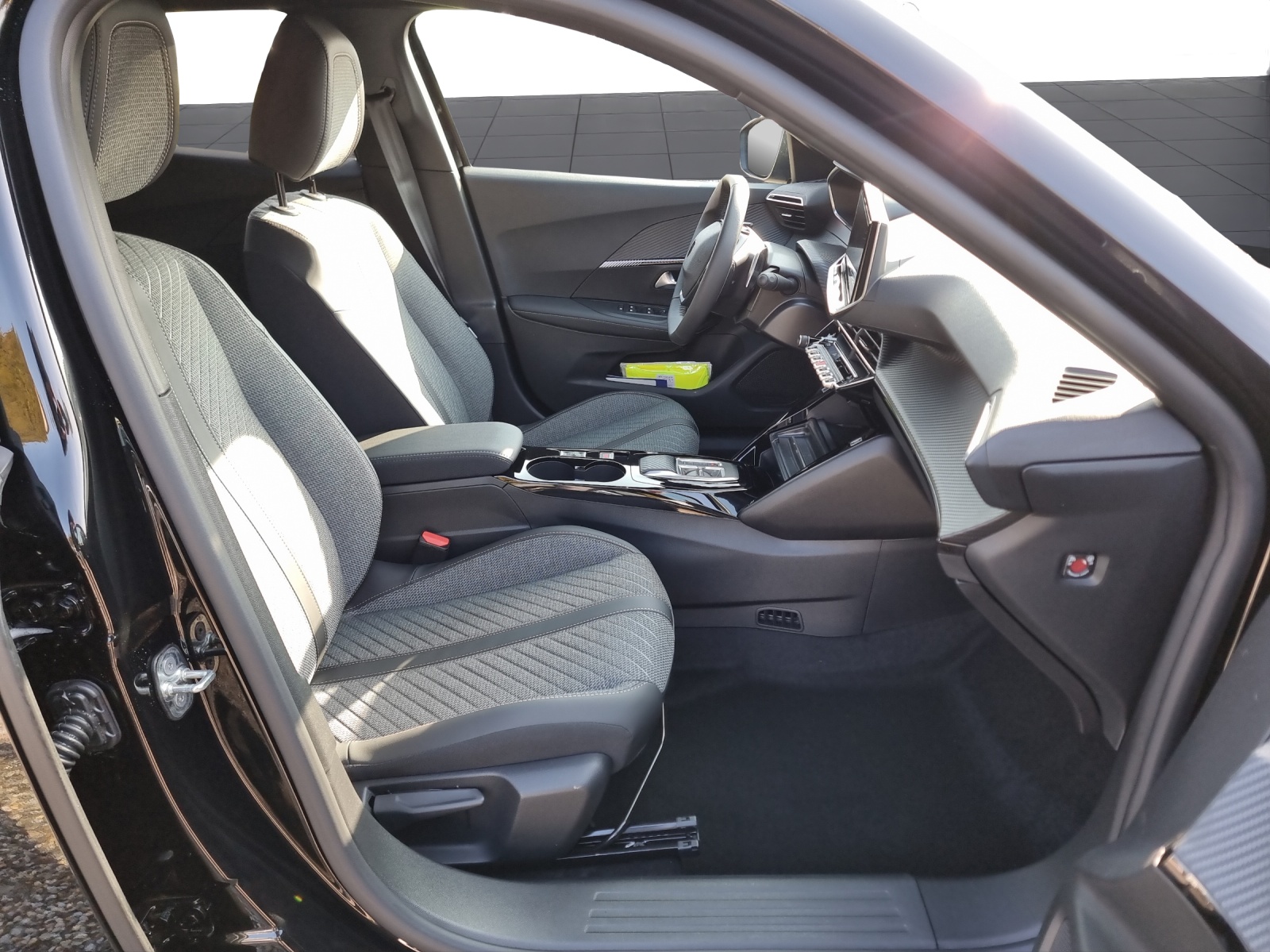 PEUGEOT 2008 1.2 136 MHEV Allure-showroom-element-2