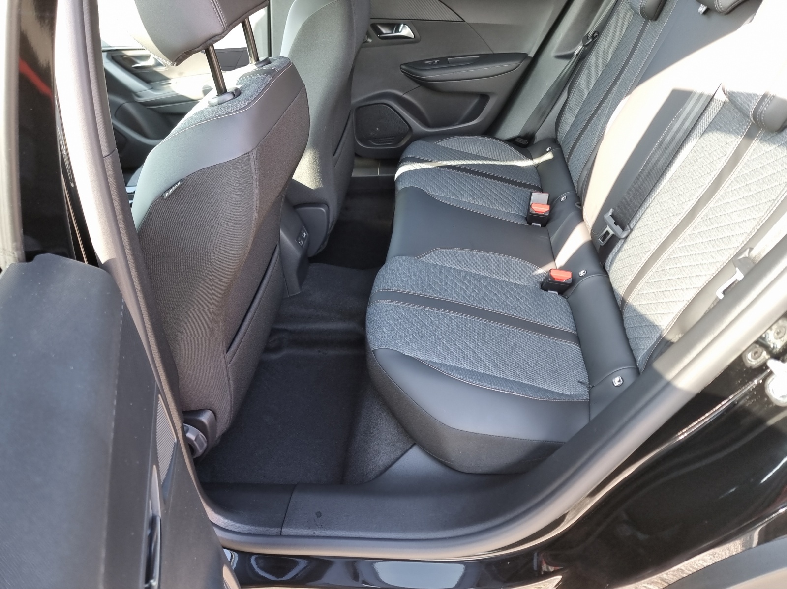 PEUGEOT 2008 1.2 136 MHEV Allure-image-11
