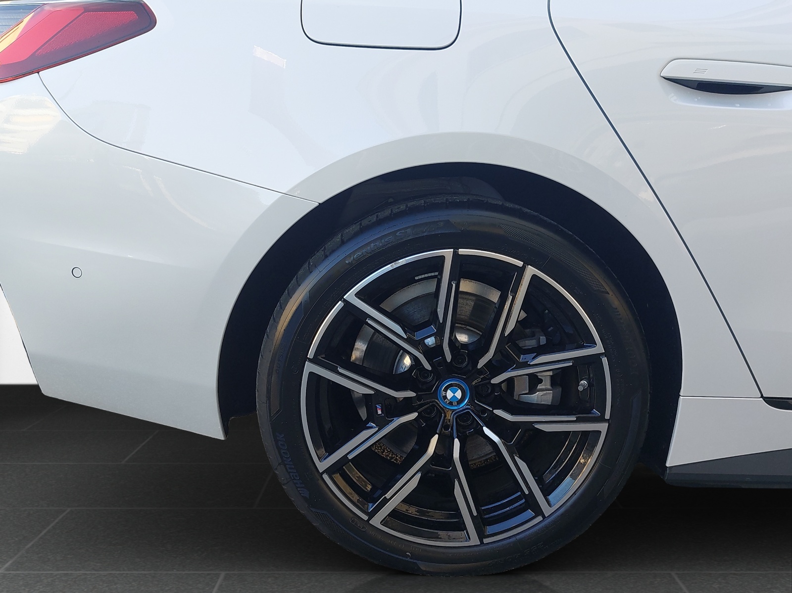 BMW i4 eDrive 40 M Sport-image-11
