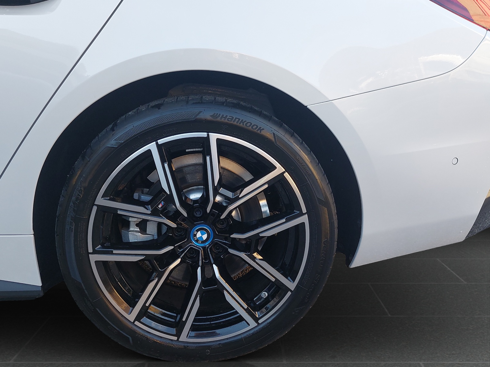 BMW i4 eDrive 40 M Sport-image-12