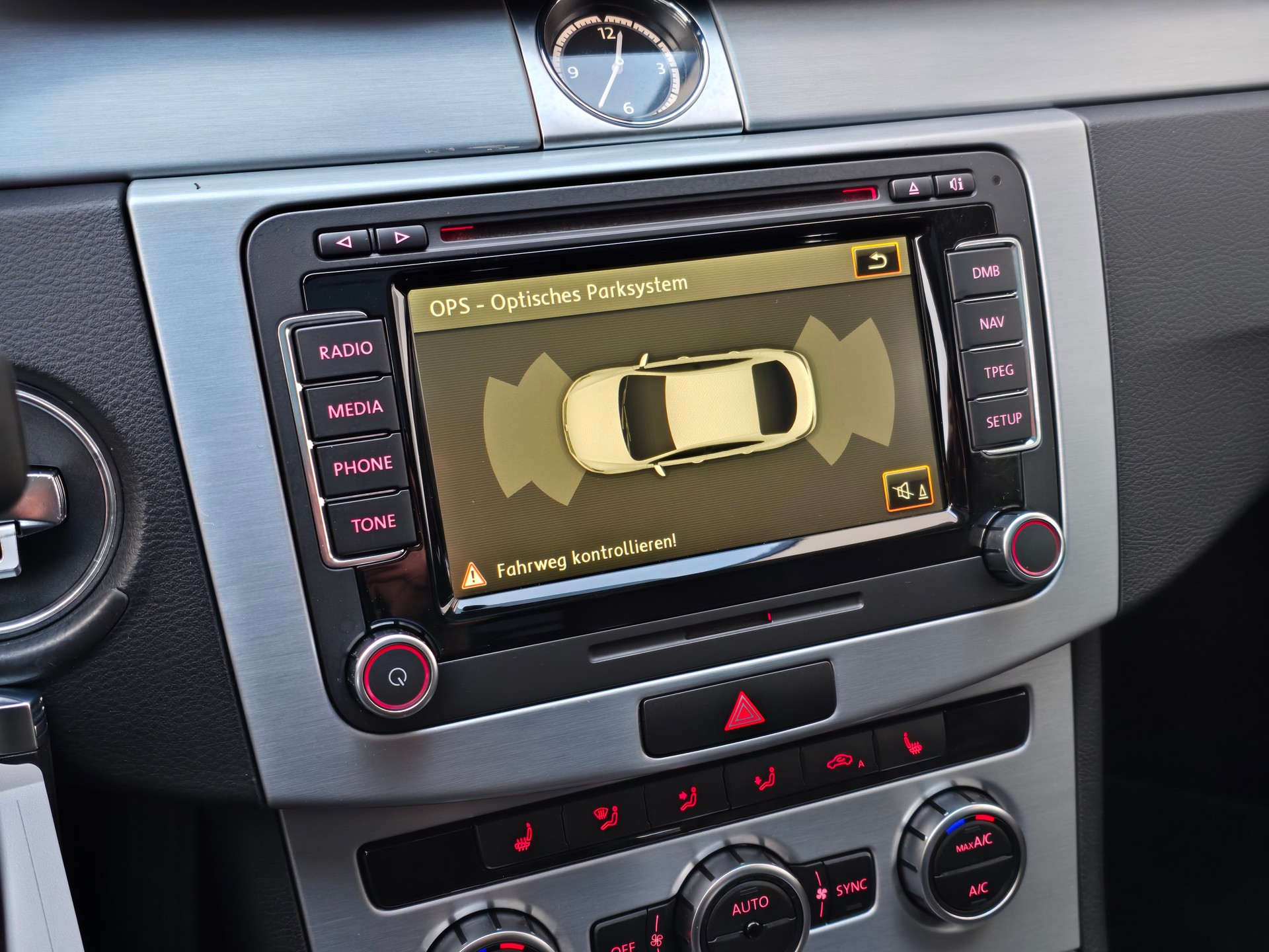 VW CC 2.0 TDI BlueMotion Technology DSG-image-16